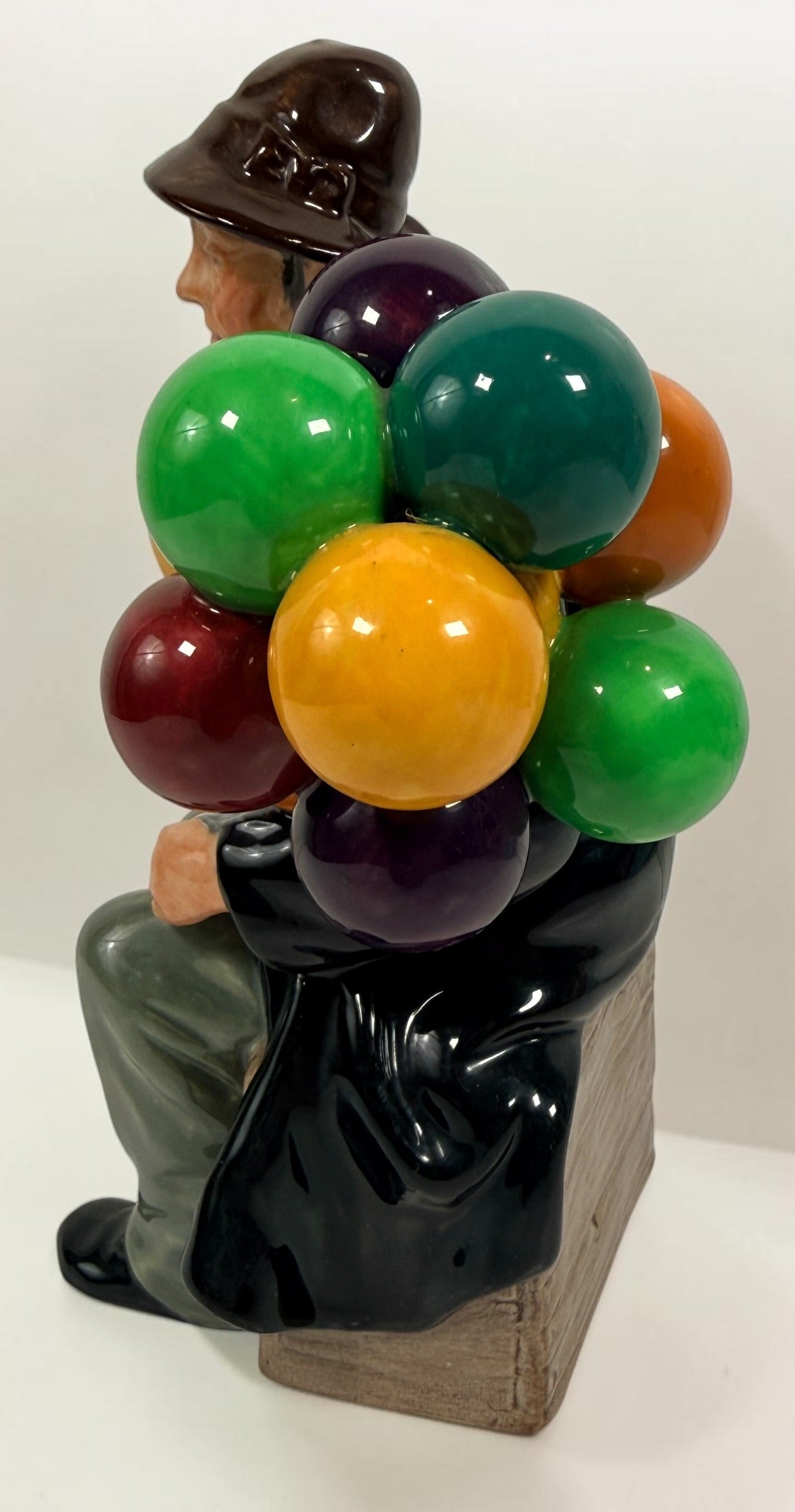 Vintage Royal Doulton The Balloon Man HN1954 porcelain figurine from England. Classic Leslie Harradine design in good collectible condition.