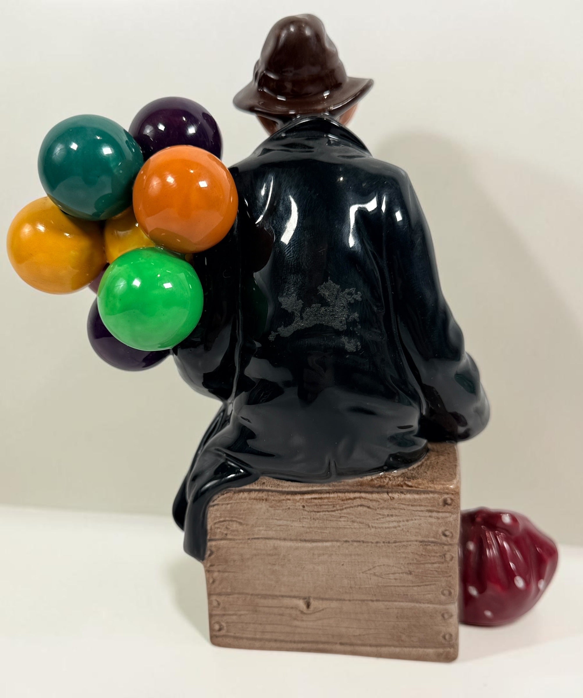 Vintage Royal Doulton The Balloon Man HN1954 porcelain figurine from England. Classic Leslie Harradine design in good collectible condition.