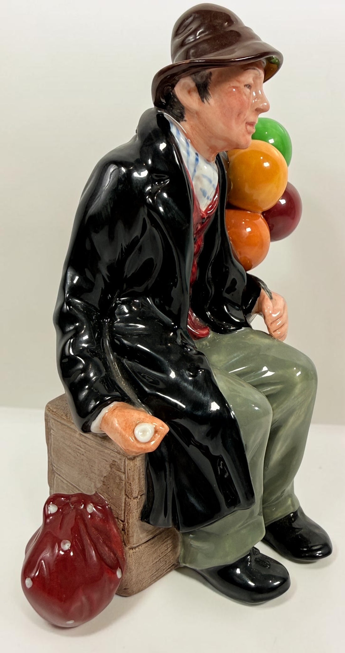 Vintage Royal Doulton The Balloon Man HN1954 porcelain figurine from England. Classic Leslie Harradine design in good collectible condition.