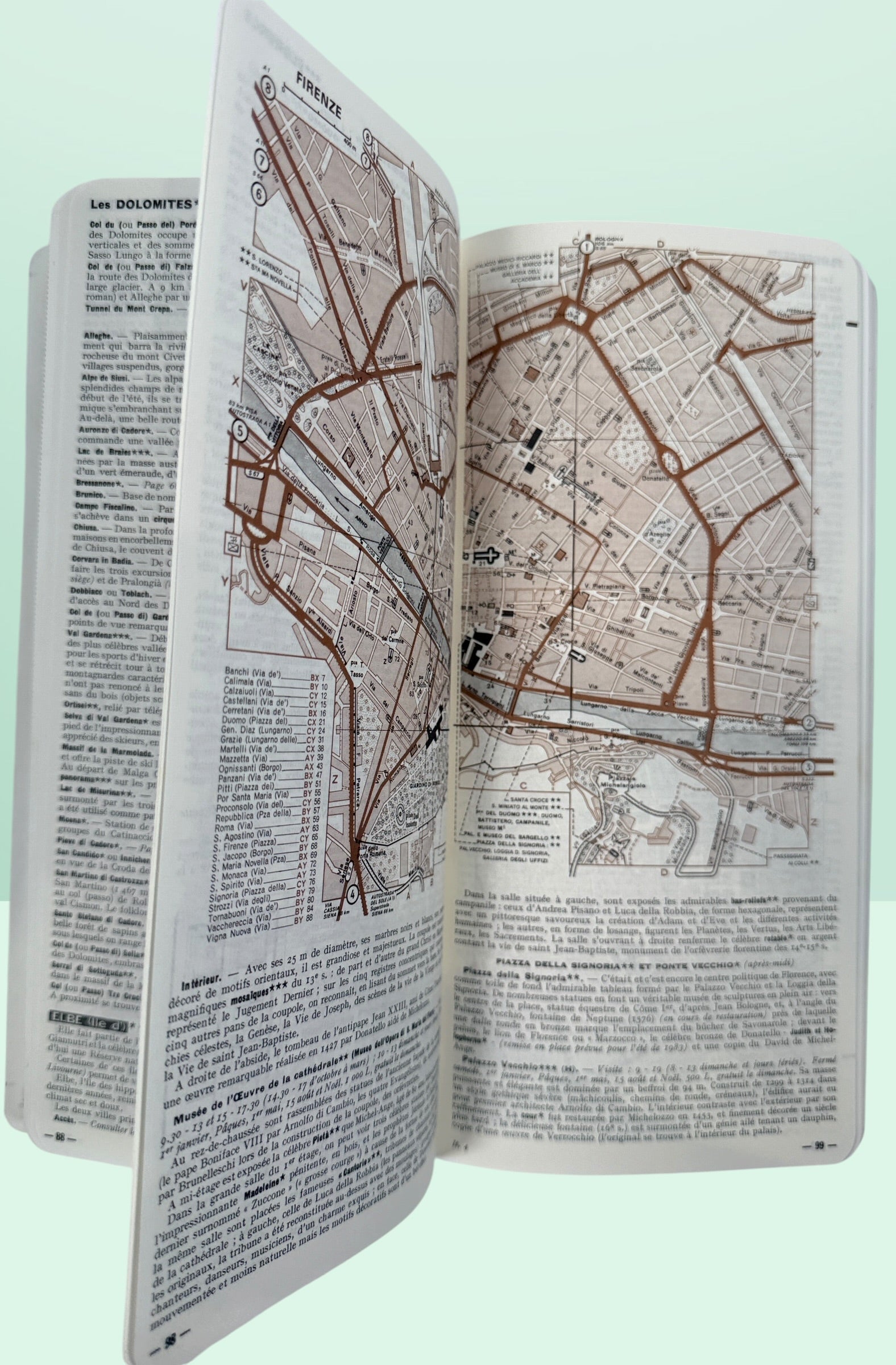 Vintage 1982 Michelin Green Guide Italie travel book in French. Collectible Michelin tourism guide featuring Italy travel information and maps.