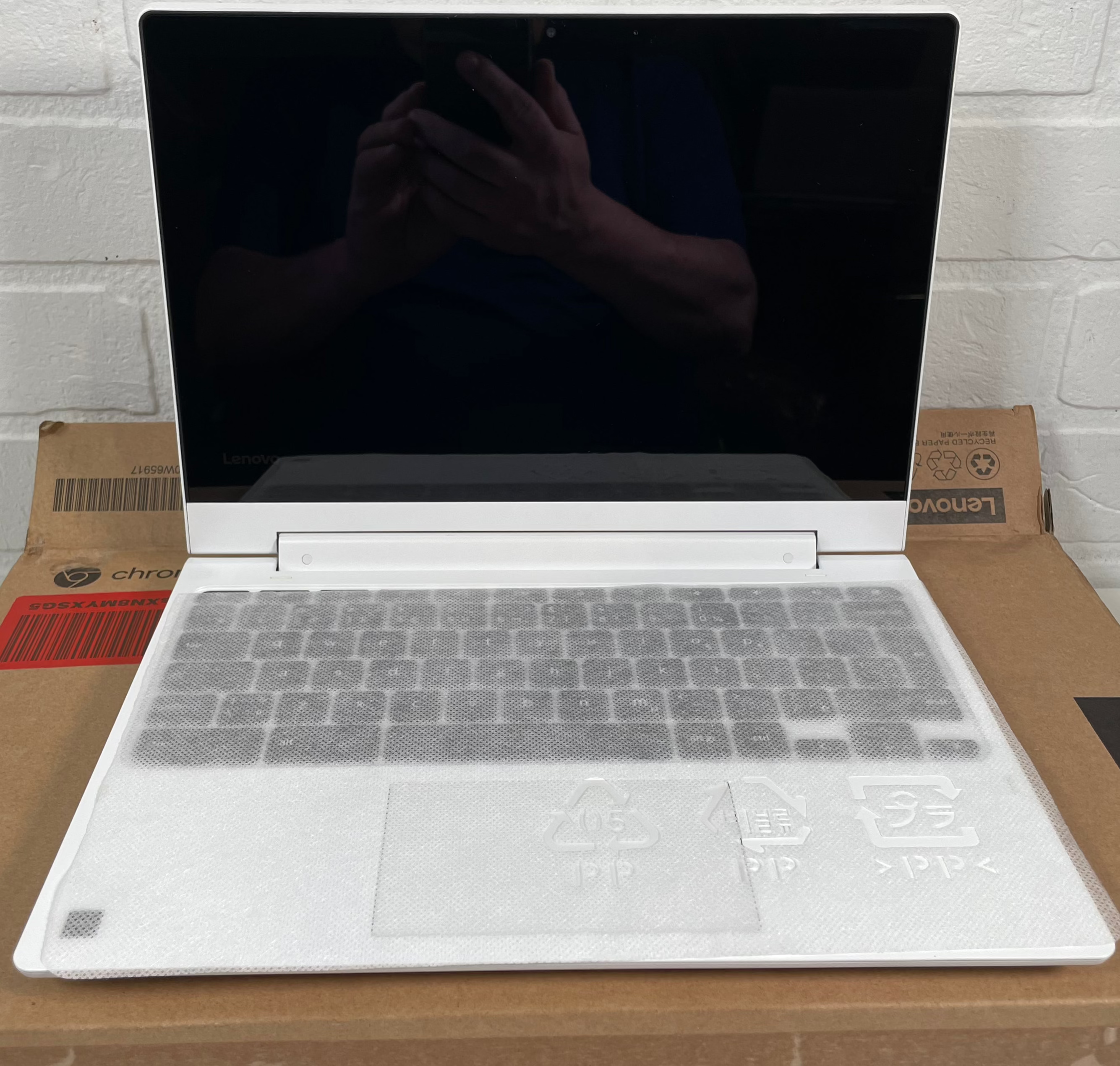 Lenovo Chromebook C330 11.6″ Convertible Touch Laptop – 4 GB / 64 GB – White