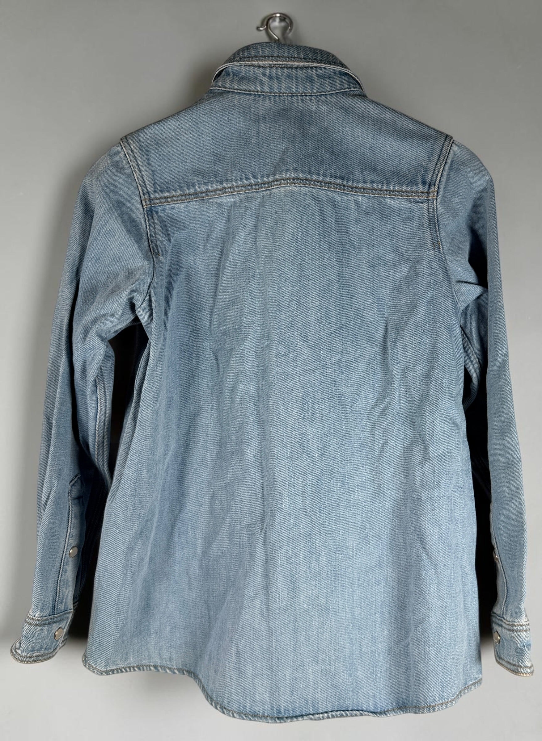 Authentic Lacoste kids denim overshirt in size 8 featuring snap-button closure, chest pockets, and classic crocodile logo. Light wash designer children’s wear.