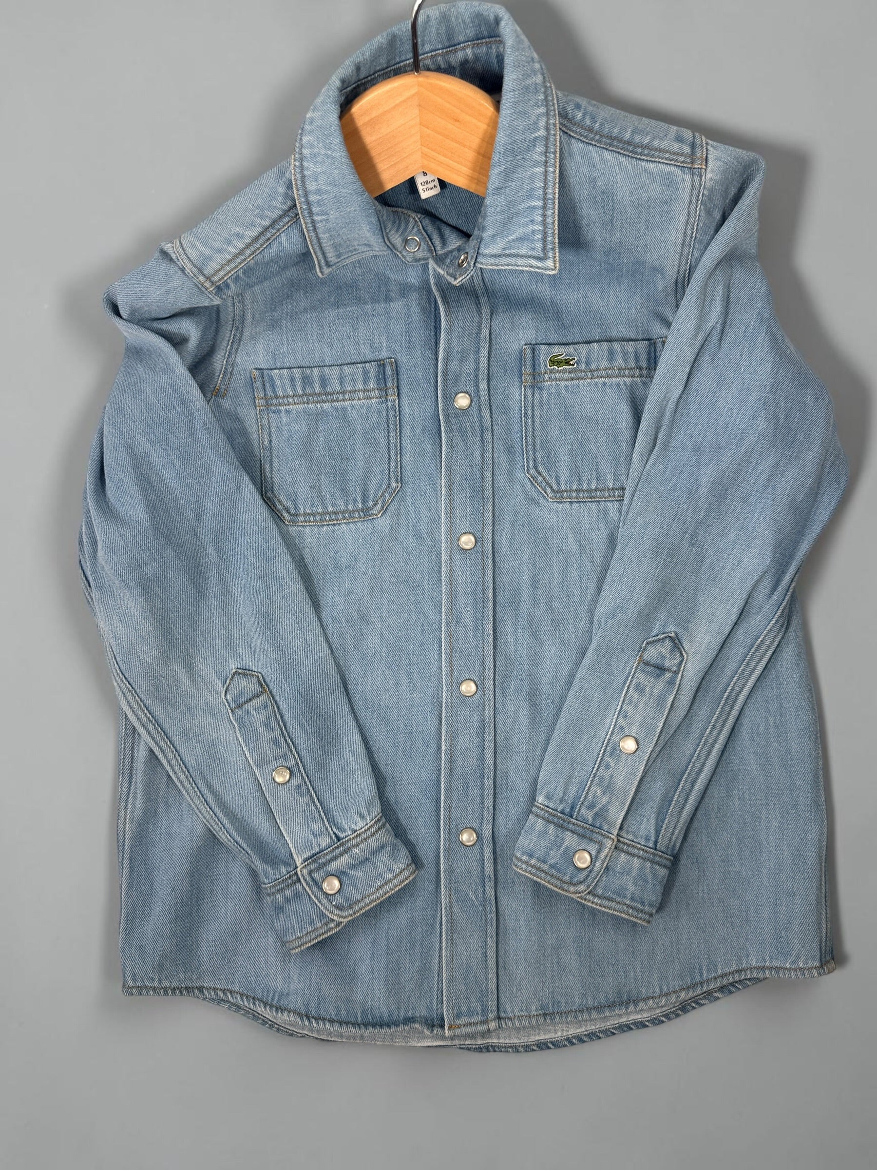 Chemisette-surchemise en jean à boutons-pression Lacoste Kids, taille 8, délavage clair.