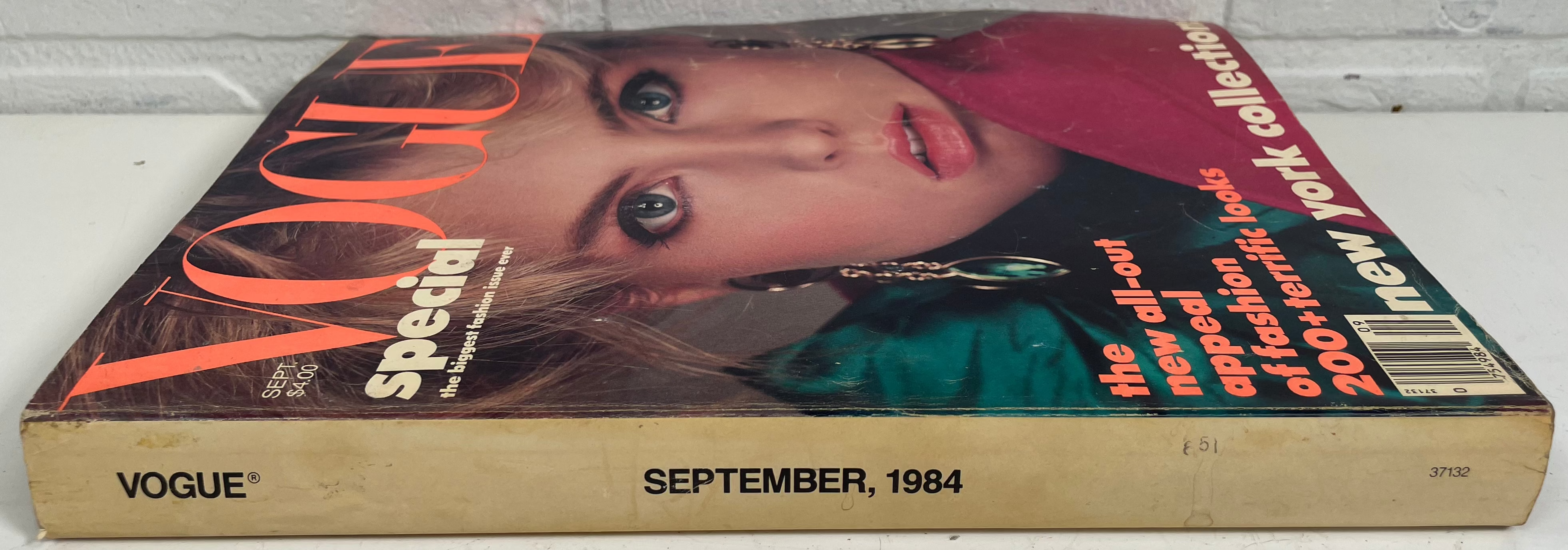 Magazine Vogue Vintage – Septembre 1984 – Avec le mannequin Kim Alexis en couverture, photographié par Richard Avedon