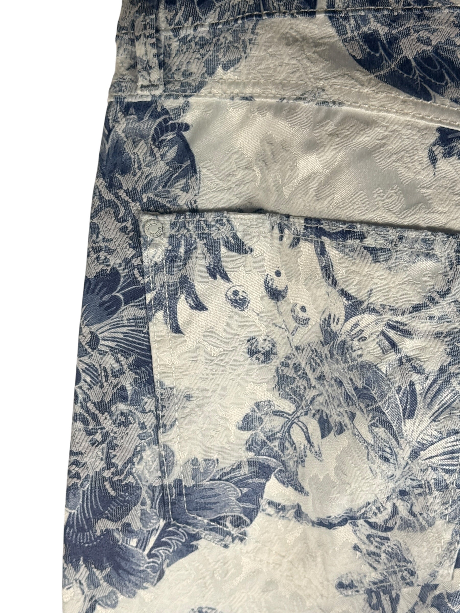 NWT GUESS 1981 Straight High Rise Jeans in Porcelain Flower print. Blue and white floral toile jacquard denim, size 29x32, slim straight fit.