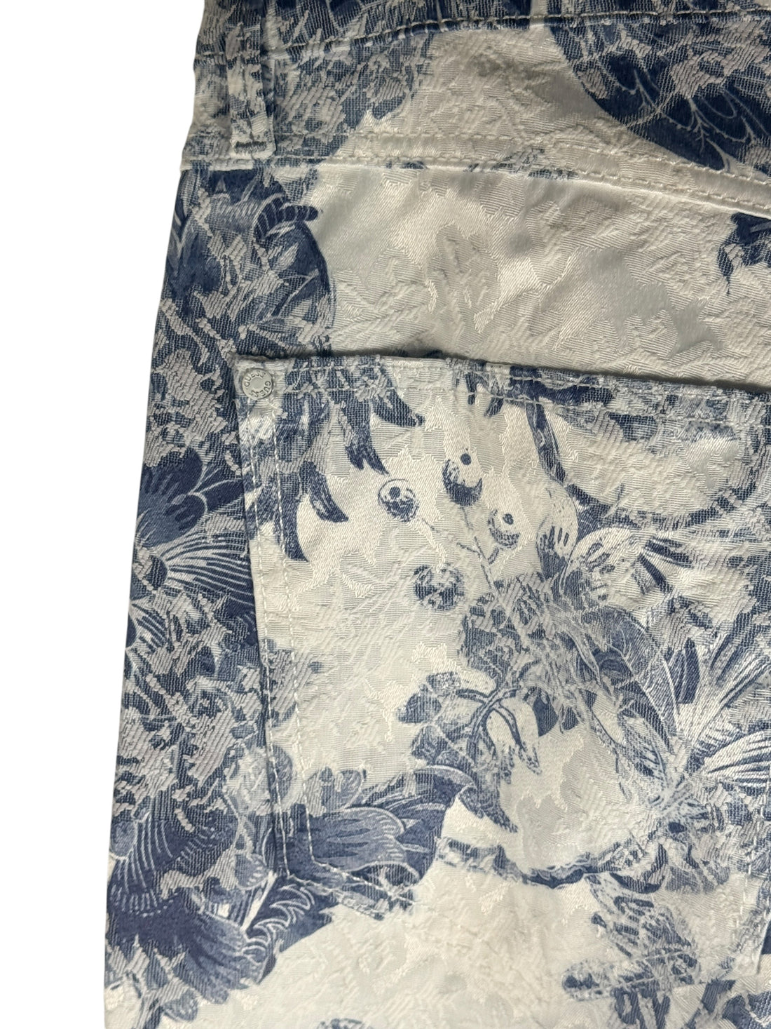 NWT GUESS 1981 Straight High Rise Jeans in Porcelain Flower print. Blue and white floral toile jacquard denim, size 29x32, slim straight fit.