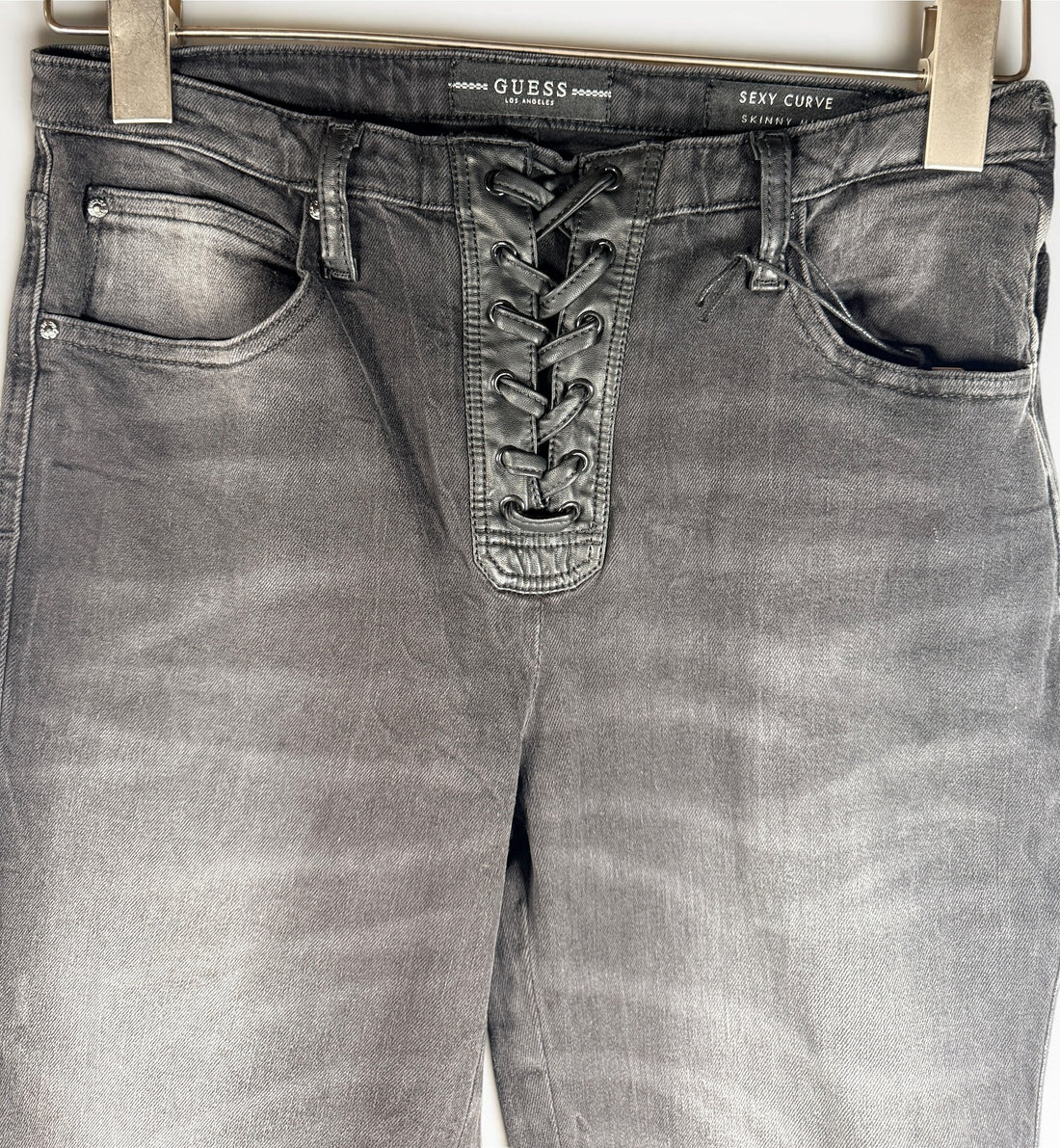 NWT GUESS Sexy Curve Skinny Mid jeans in black vintage wash featuring a lace-up front, stretch denim construction, and flattering curve fit. Size 29x27.