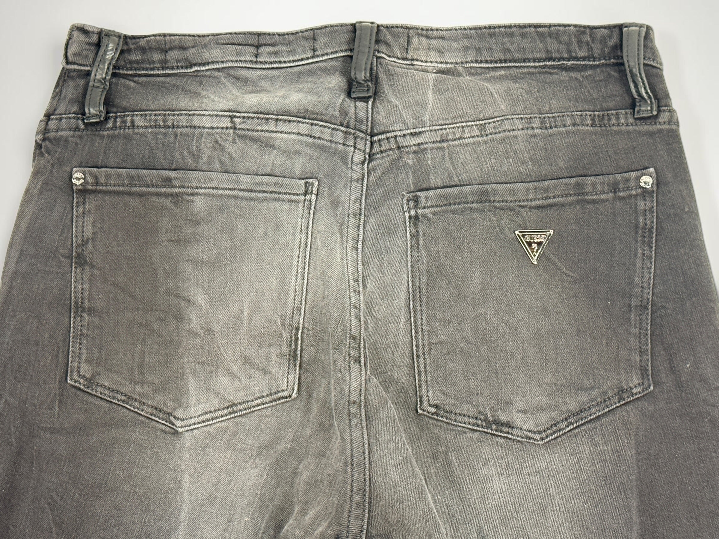 NWT GUESS Sexy Curve Skinny Mid jeans in black vintage wash featuring a lace-up front, stretch denim construction, and flattering curve fit. Size 29x27.