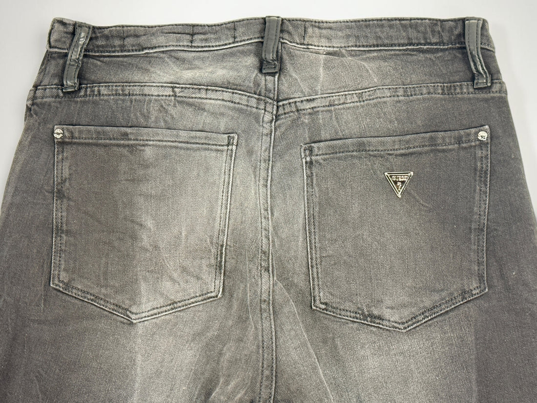 NWT GUESS Sexy Curve Skinny Mid jeans in black vintage wash featuring a lace-up front, stretch denim construction, and flattering curve fit. Size 29x27.