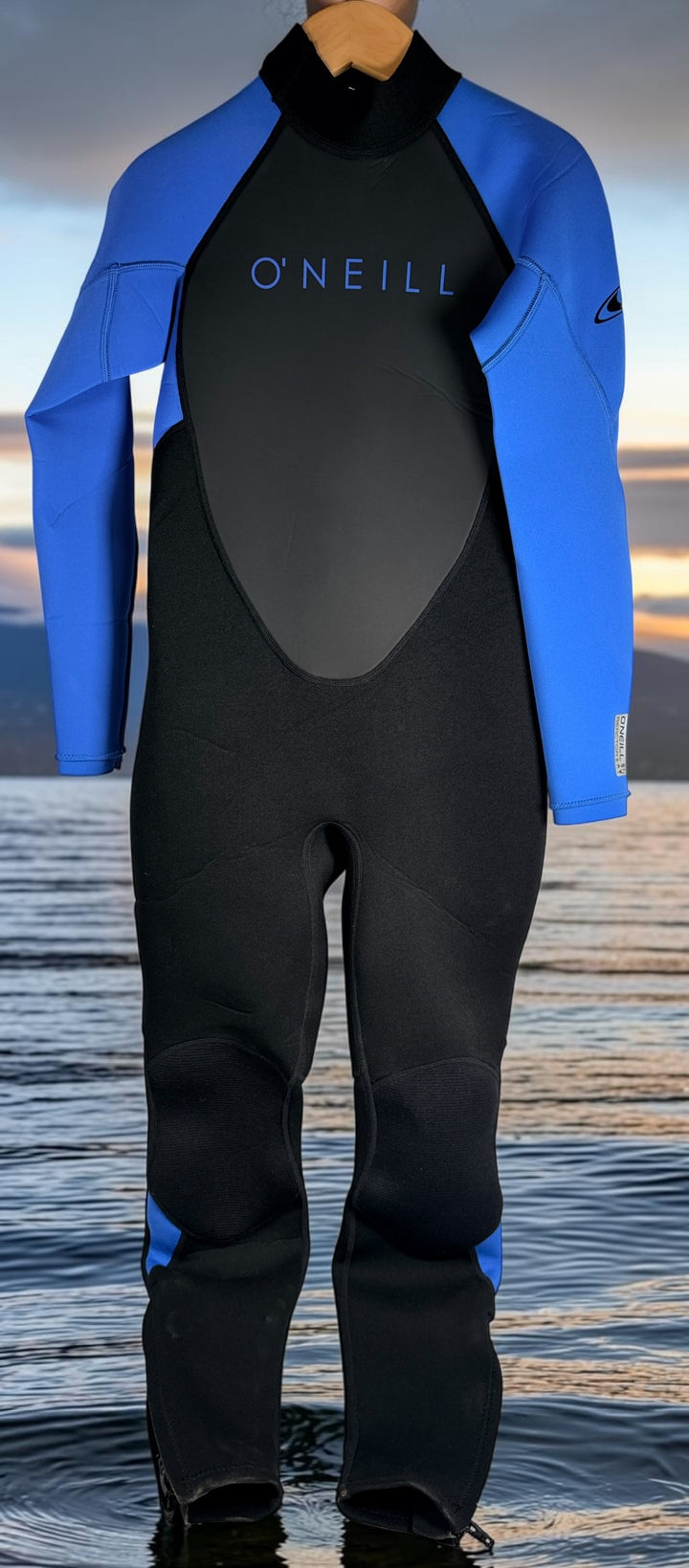 O’Neill Reactor II Youth 3/2mm full wetsuit size 12 in black and ocean blue. New with tags, ideal for surfing, swimming, paddleboarding, and watersports.