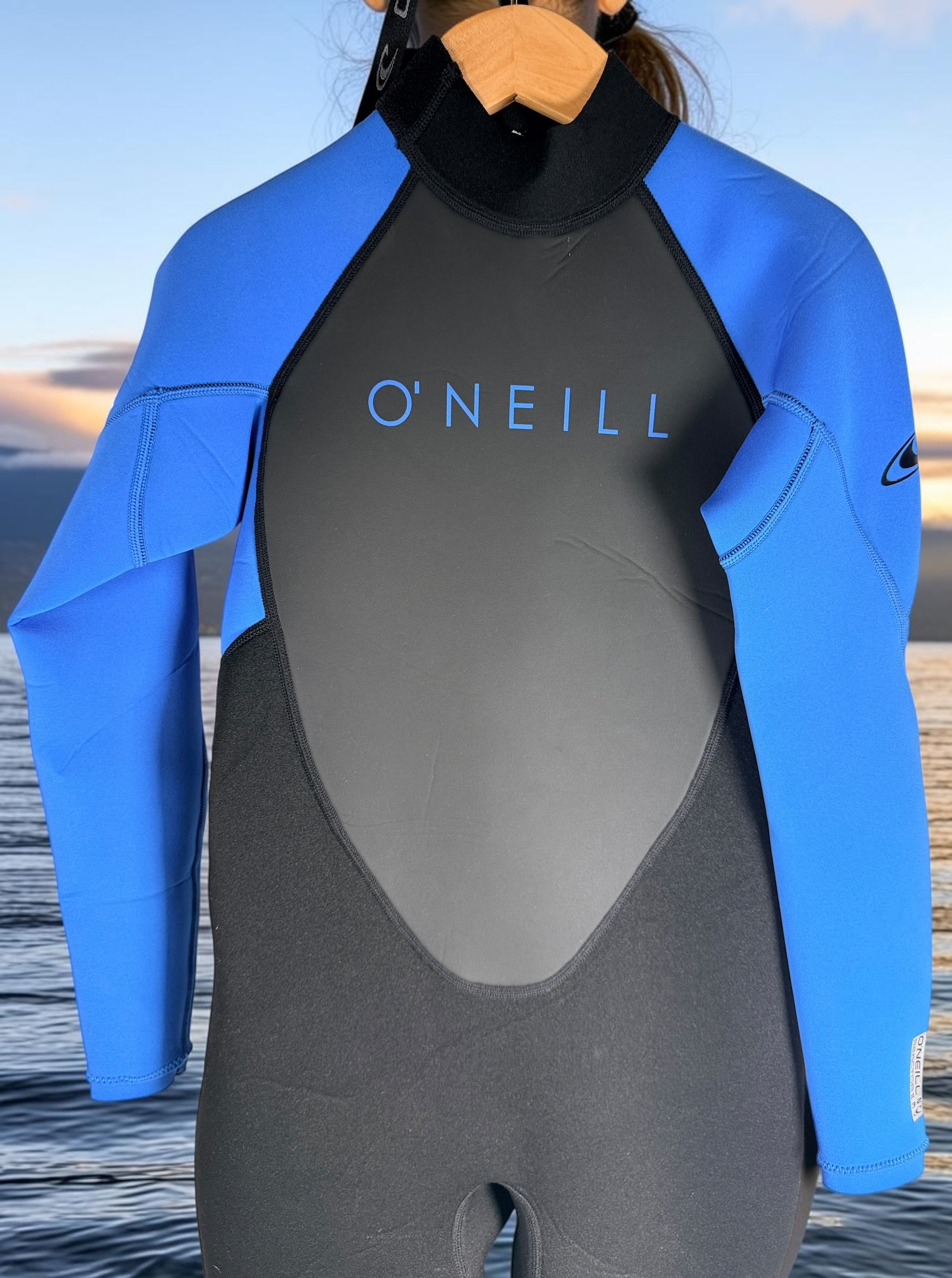 O’Neill Reactor II Youth 3/2mm full wetsuit size 12 in black and ocean blue. New with tags, ideal for surfing, swimming, paddleboarding, and watersports.