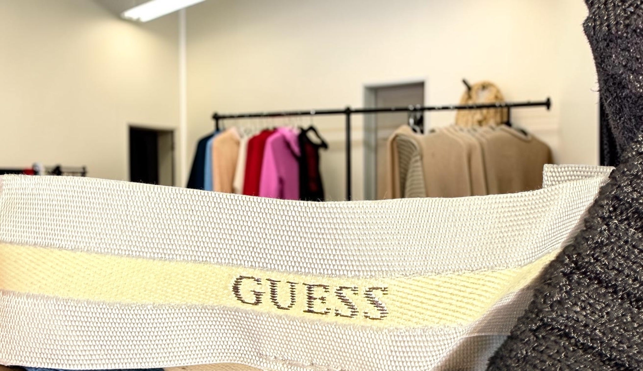 GUESS Robe pull côtelée à lacets Louise, noir de jais, M