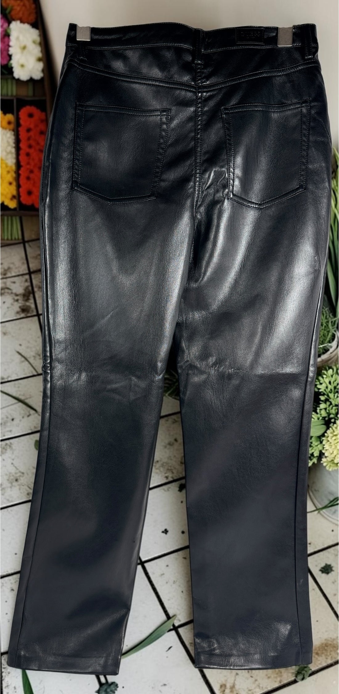 NWT GUESS Kelly Straight faux leather pants in Jet Black, size 29x29. Straight-leg fit with sleek leather-look finish. Original $158 retail.