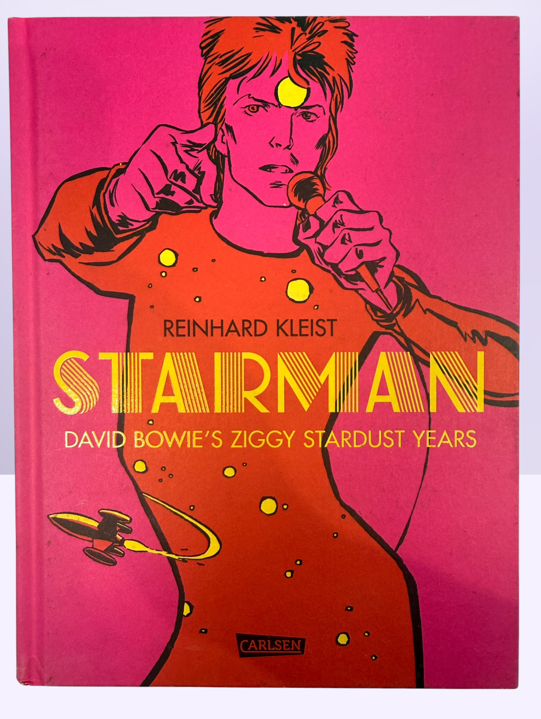 Reinhard Kleist’s Starman graphic novel chronicles David Bowie’s Ziggy Stardust years in stunning full color. German hardcover first edition from 2021.