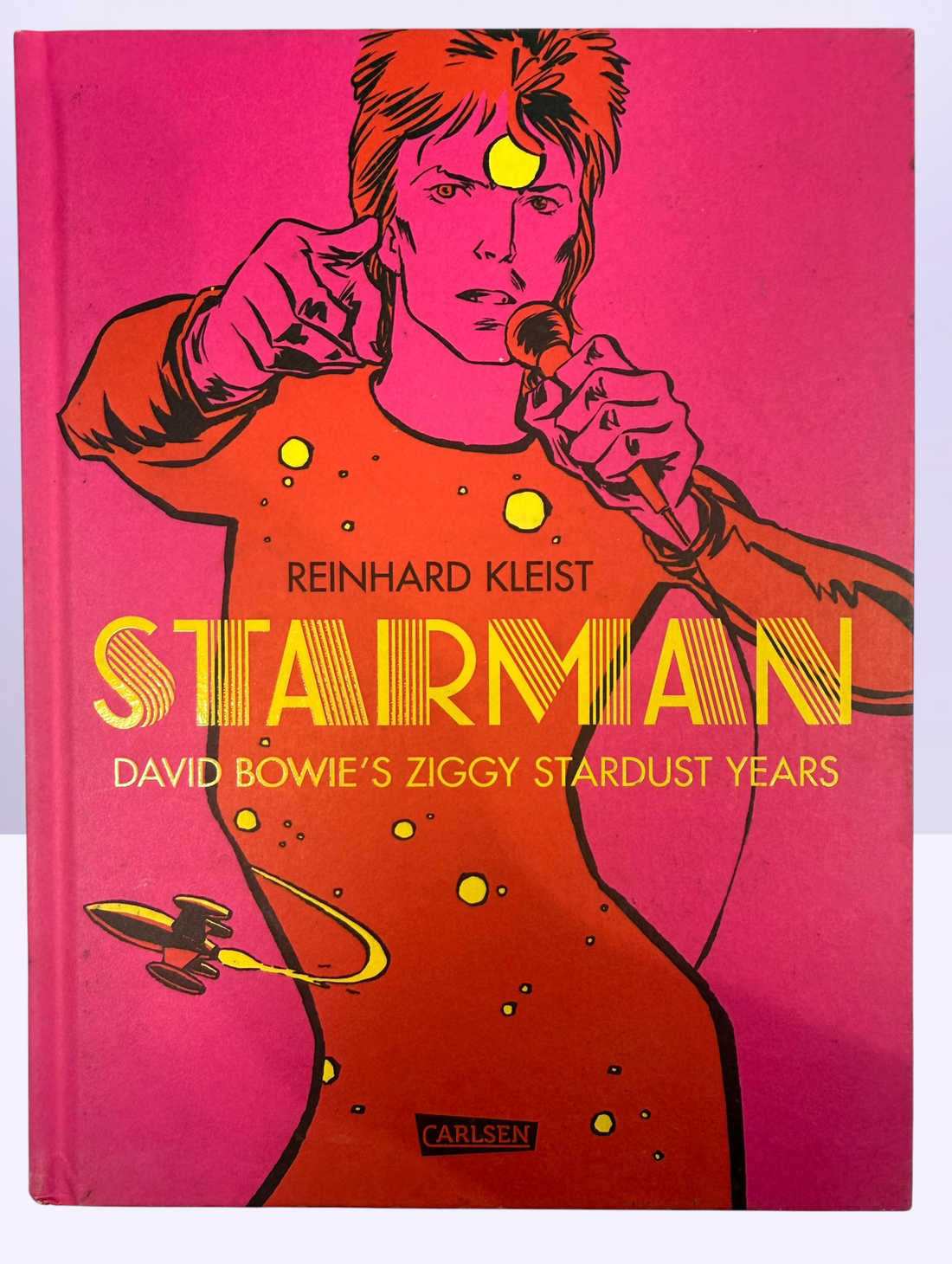 Reinhard Kleist’s Starman graphic novel chronicles David Bowie’s Ziggy Stardust years in stunning full color. German hardcover first edition from 2021.
