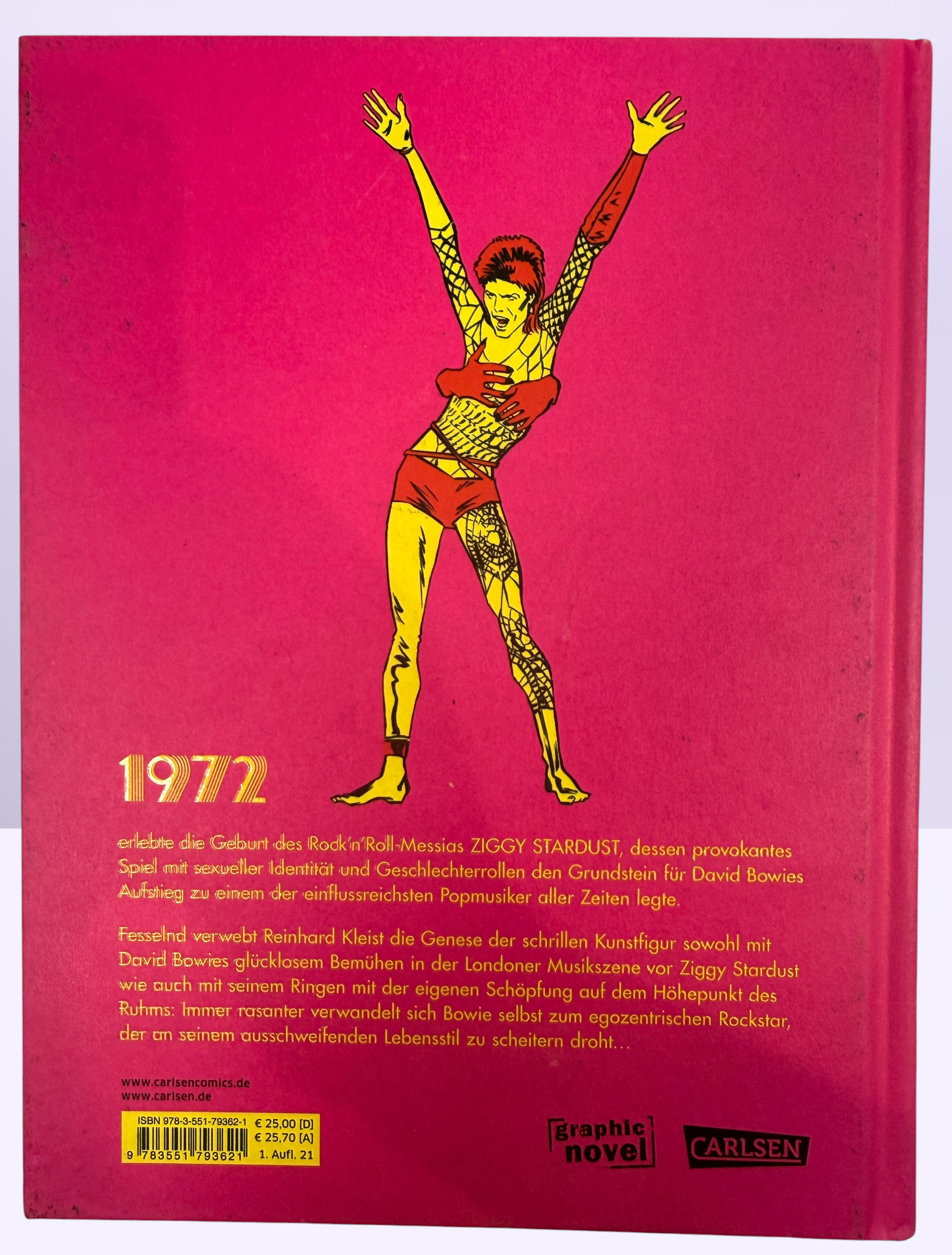 Reinhard Kleist’s Starman graphic novel chronicles David Bowie’s Ziggy Stardust years in stunning full color. German hardcover first edition from 2021.