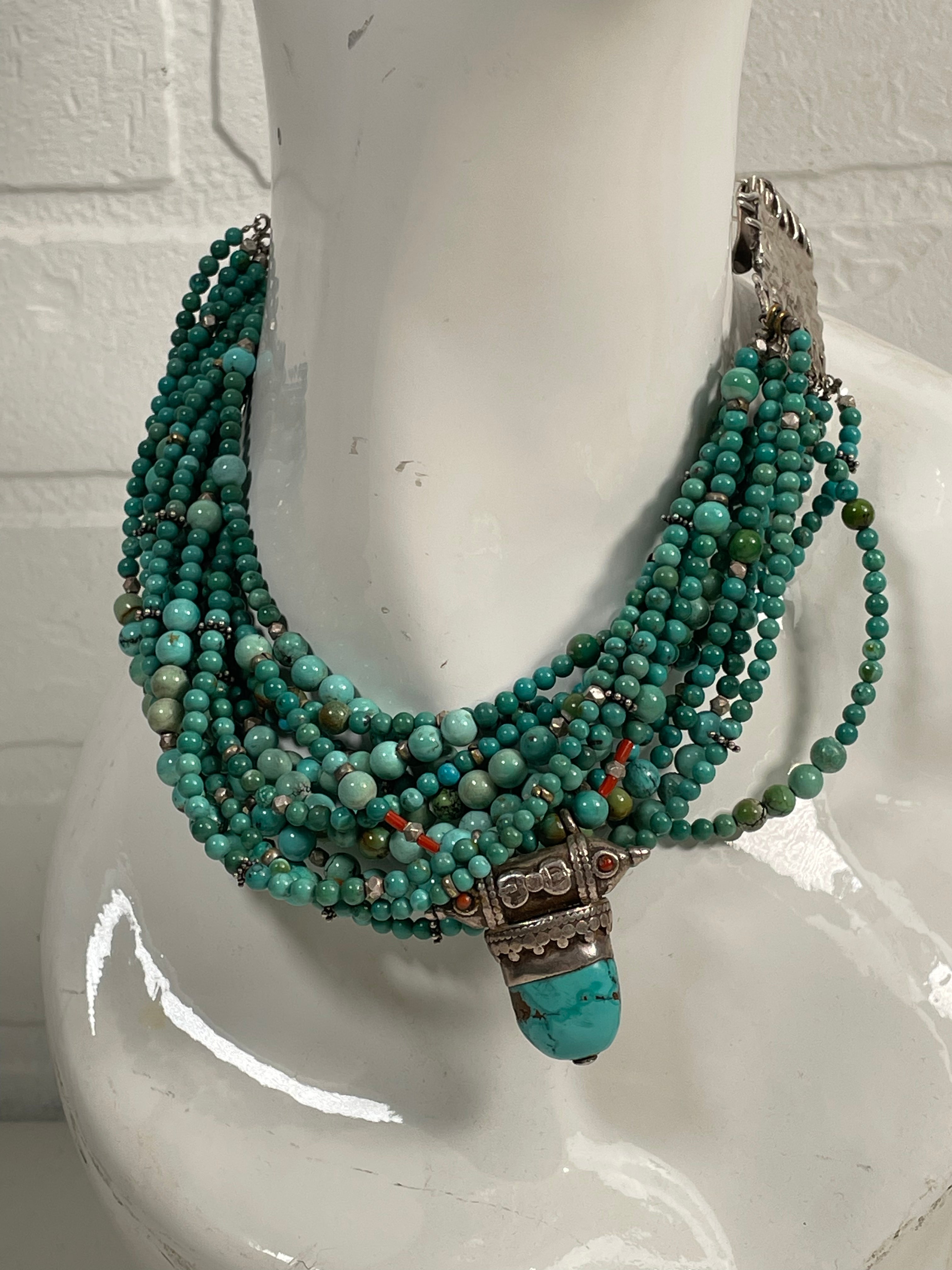 Collier de perles turquoise tribal vintage – Multi-rangs avec pendentif orné