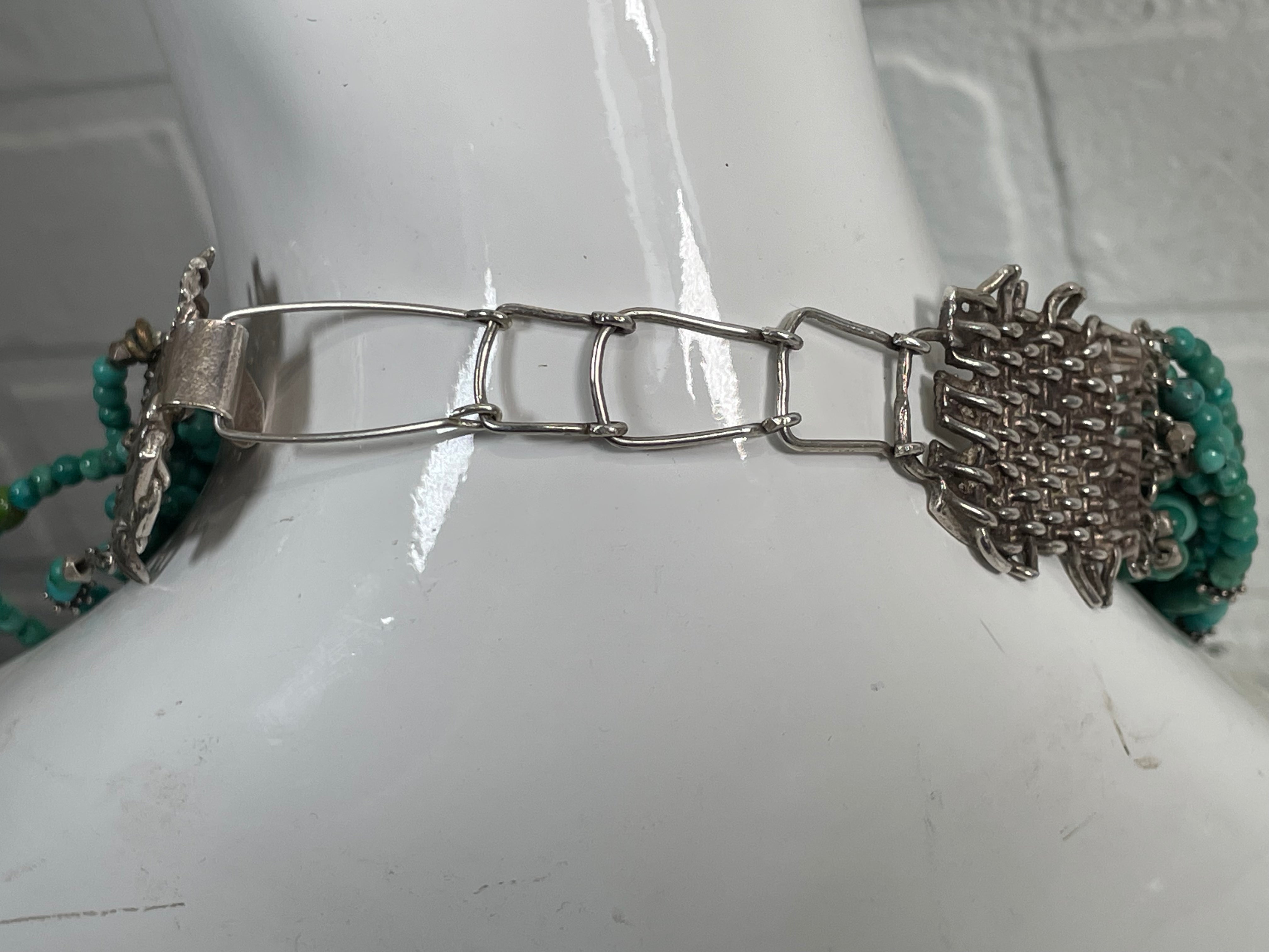 Collier de perles turquoise tribal vintage – Multi-rangs avec pendentif orné