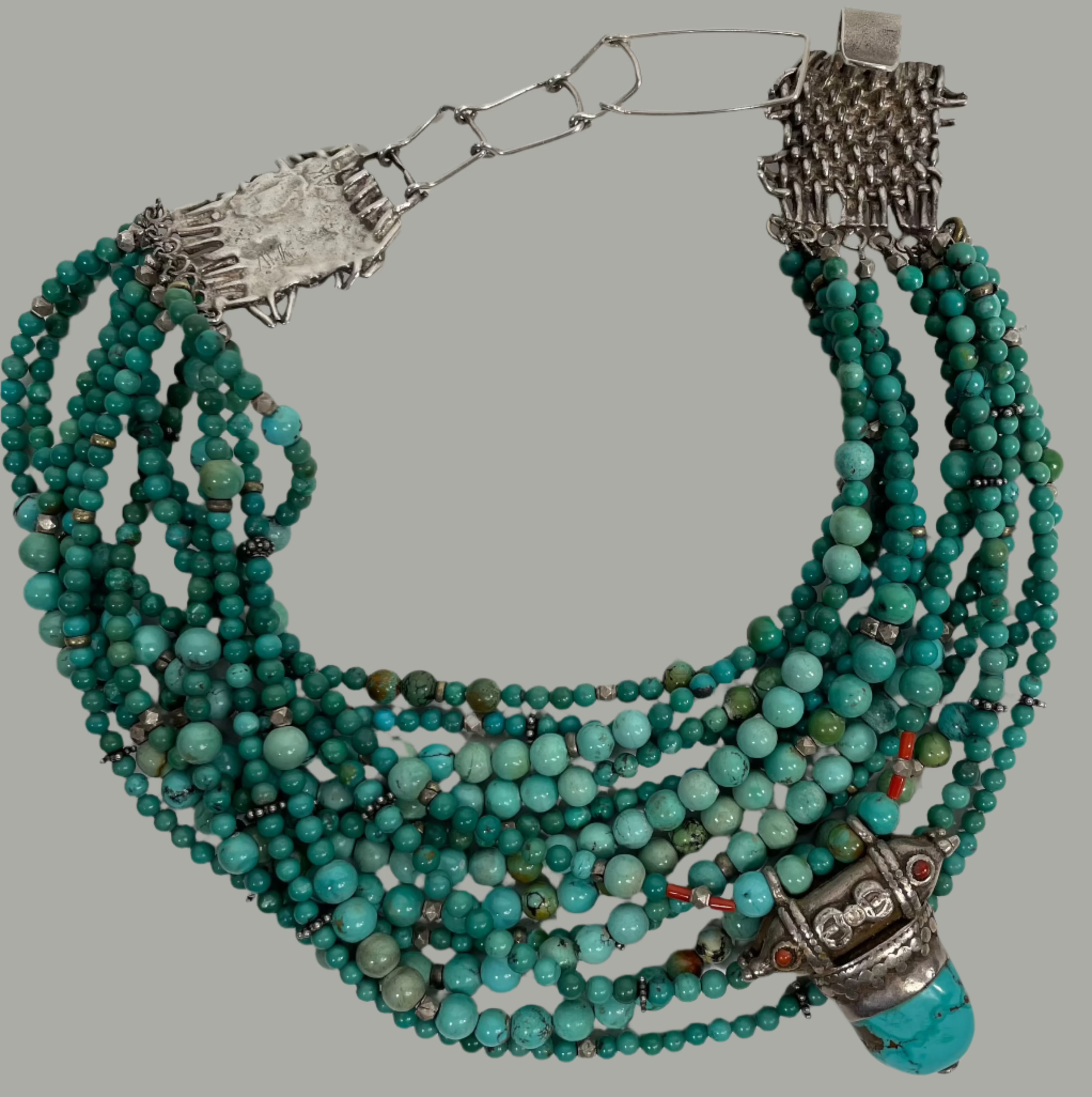 Collier de perles turquoise tribal vintage – Multi-rangs avec pendentif orné