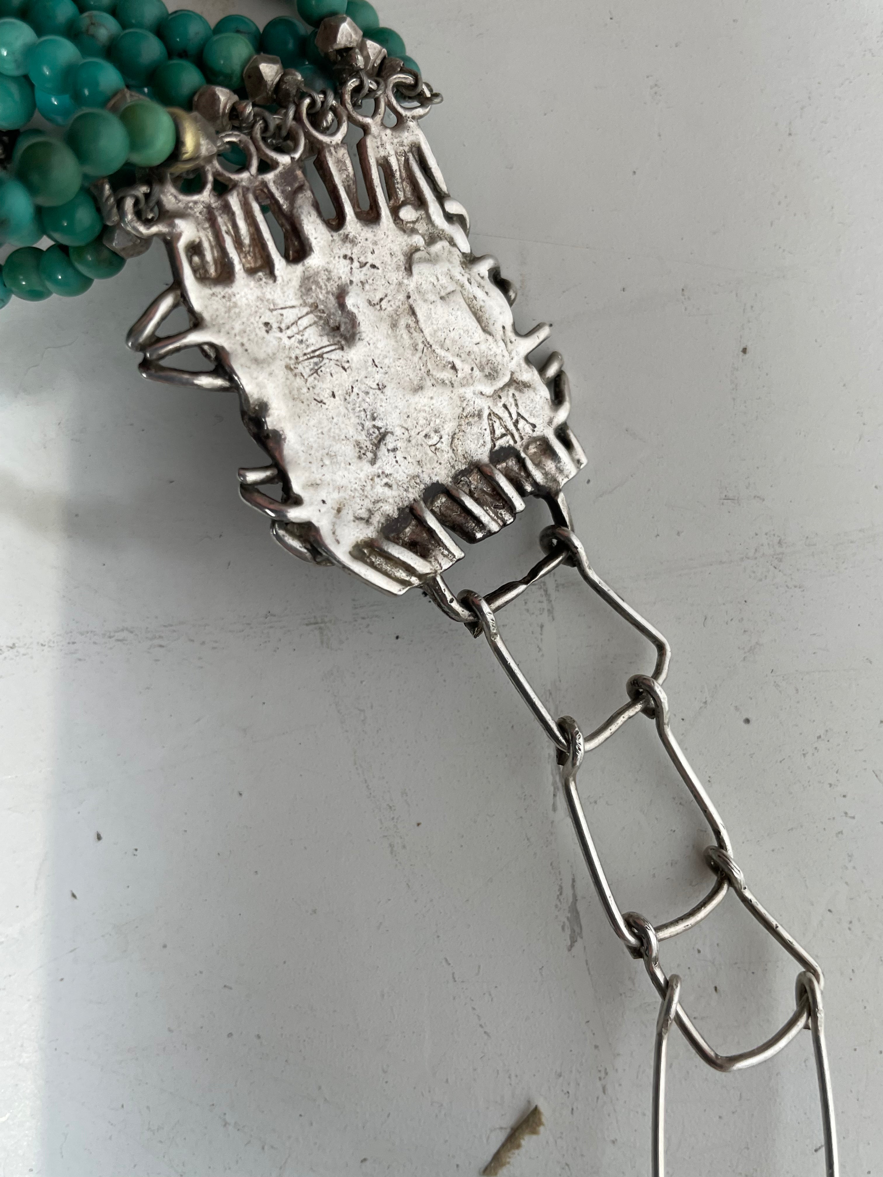 Collier de perles turquoise tribal vintage – Multi-rangs avec pendentif orné