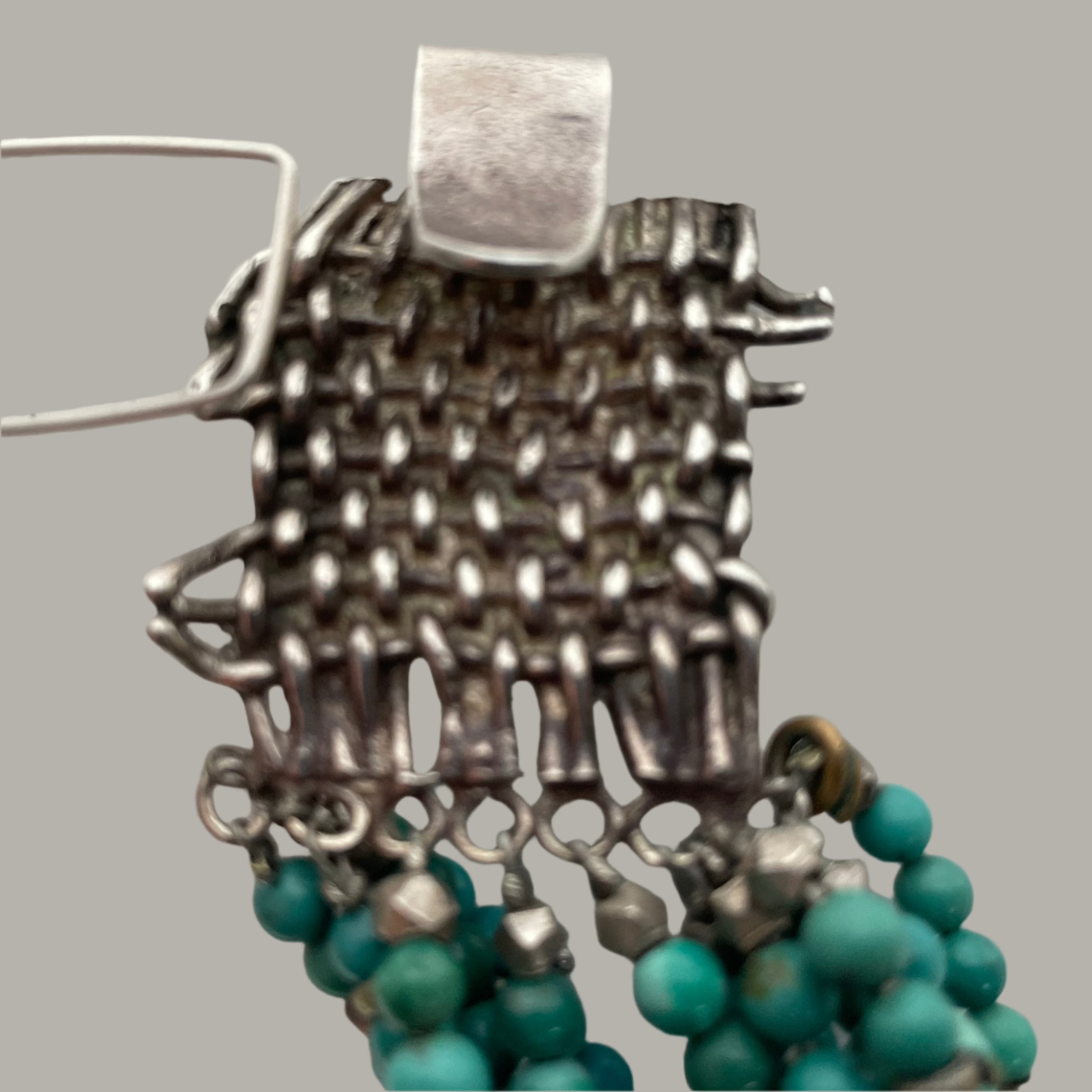 Collier de perles turquoise tribal vintage – Multi-rangs avec pendentif orné