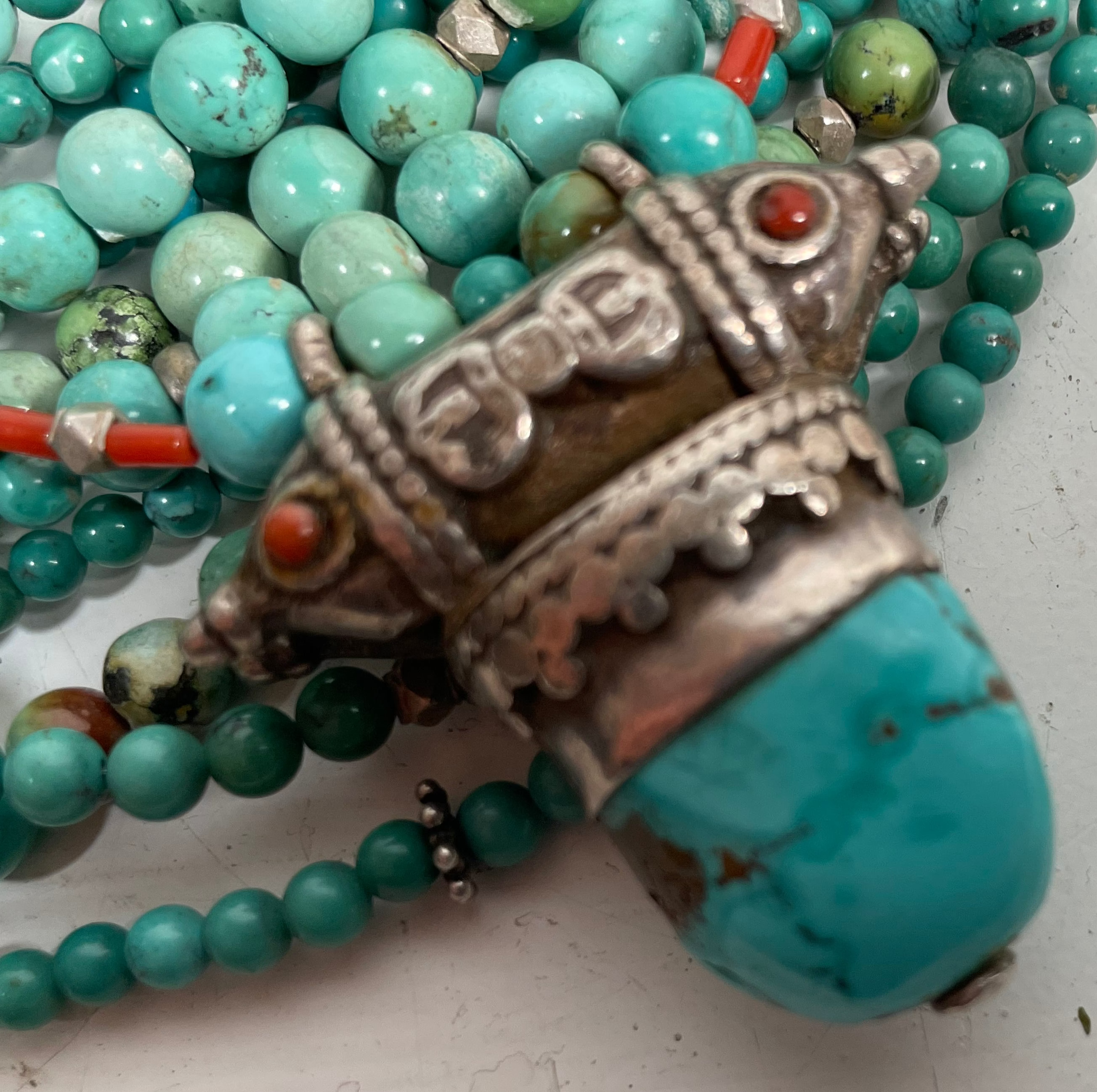 Collier de perles turquoise tribal vintage – Multi-rangs avec pendentif orné