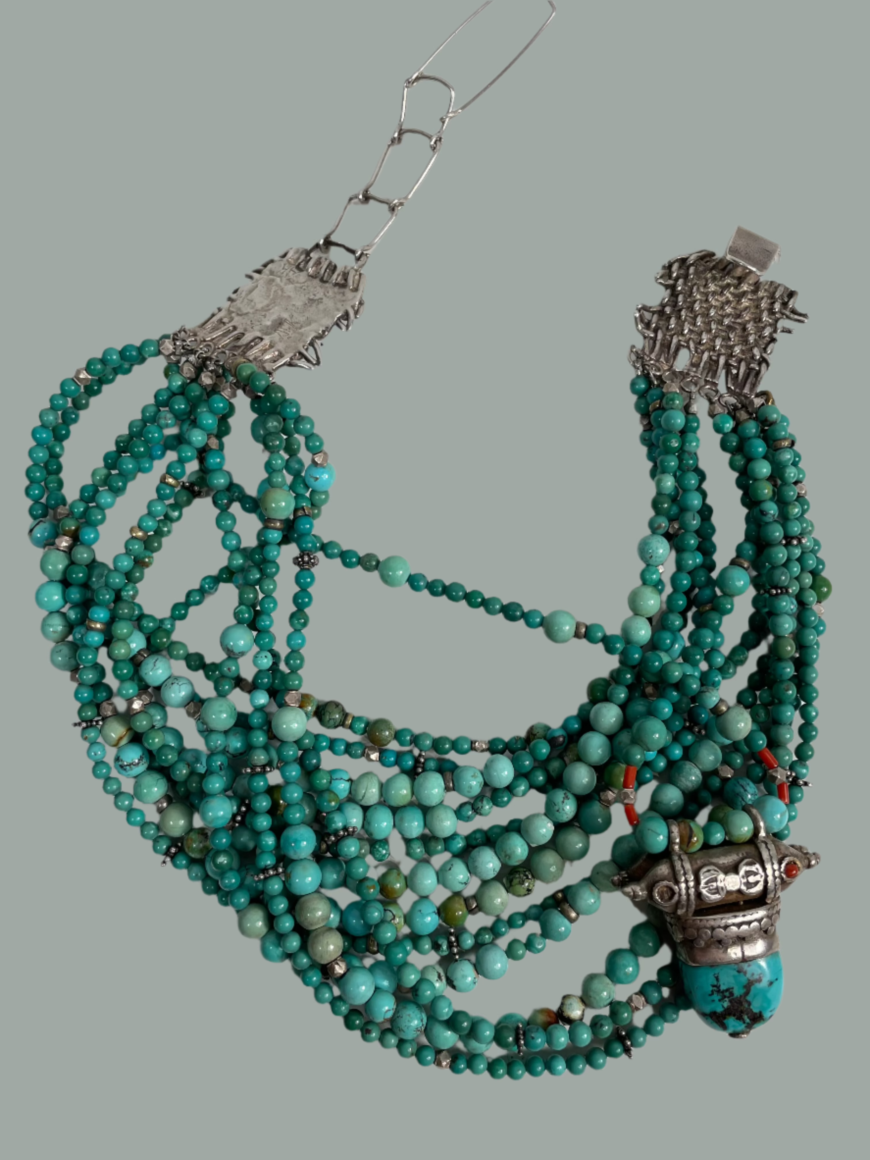 Collier de perles turquoise tribal vintage – Multi-rangs avec pendentif orné