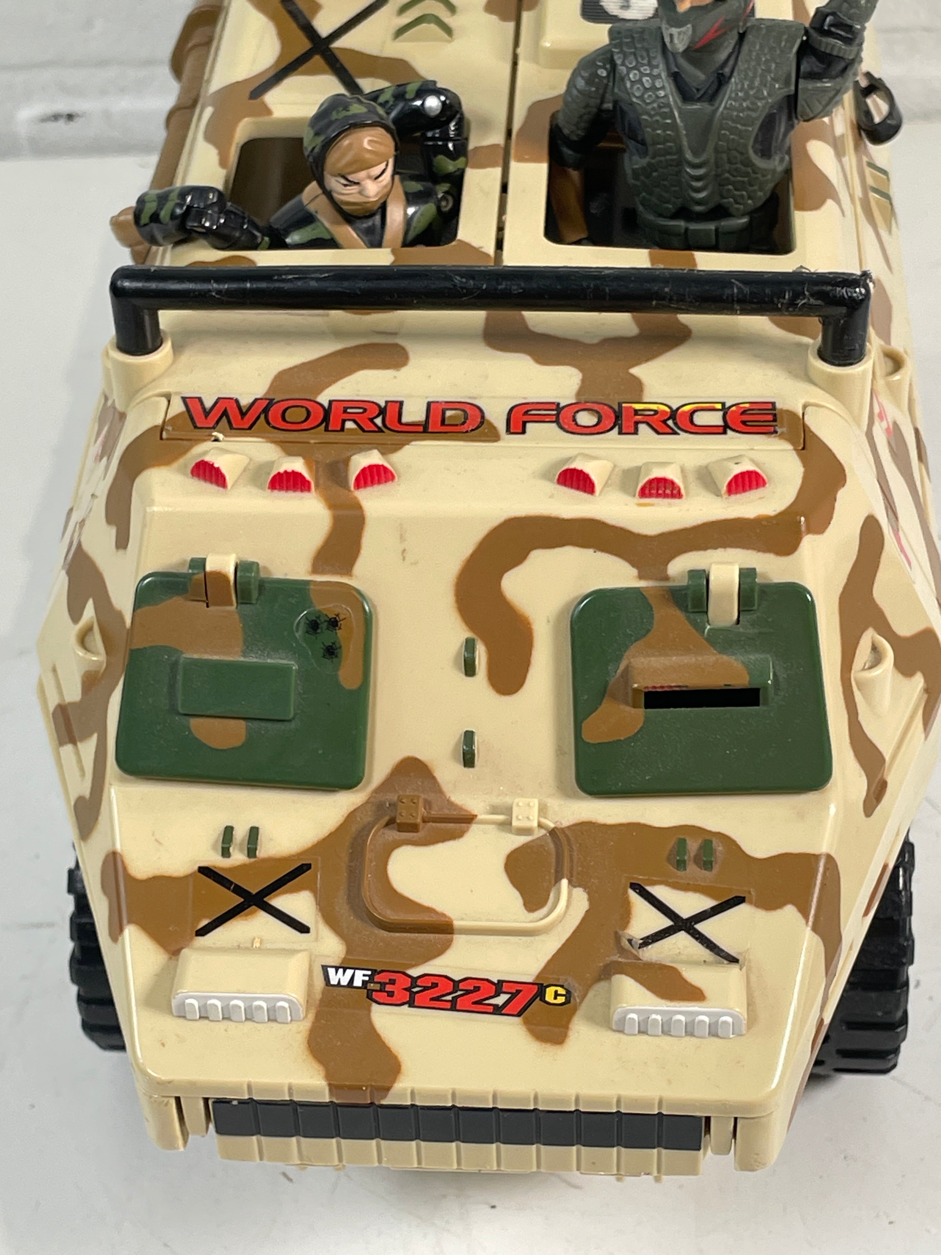 Vintage 1996 Lanard World Force APC – 6 GI Joe-Style Figures – Éco