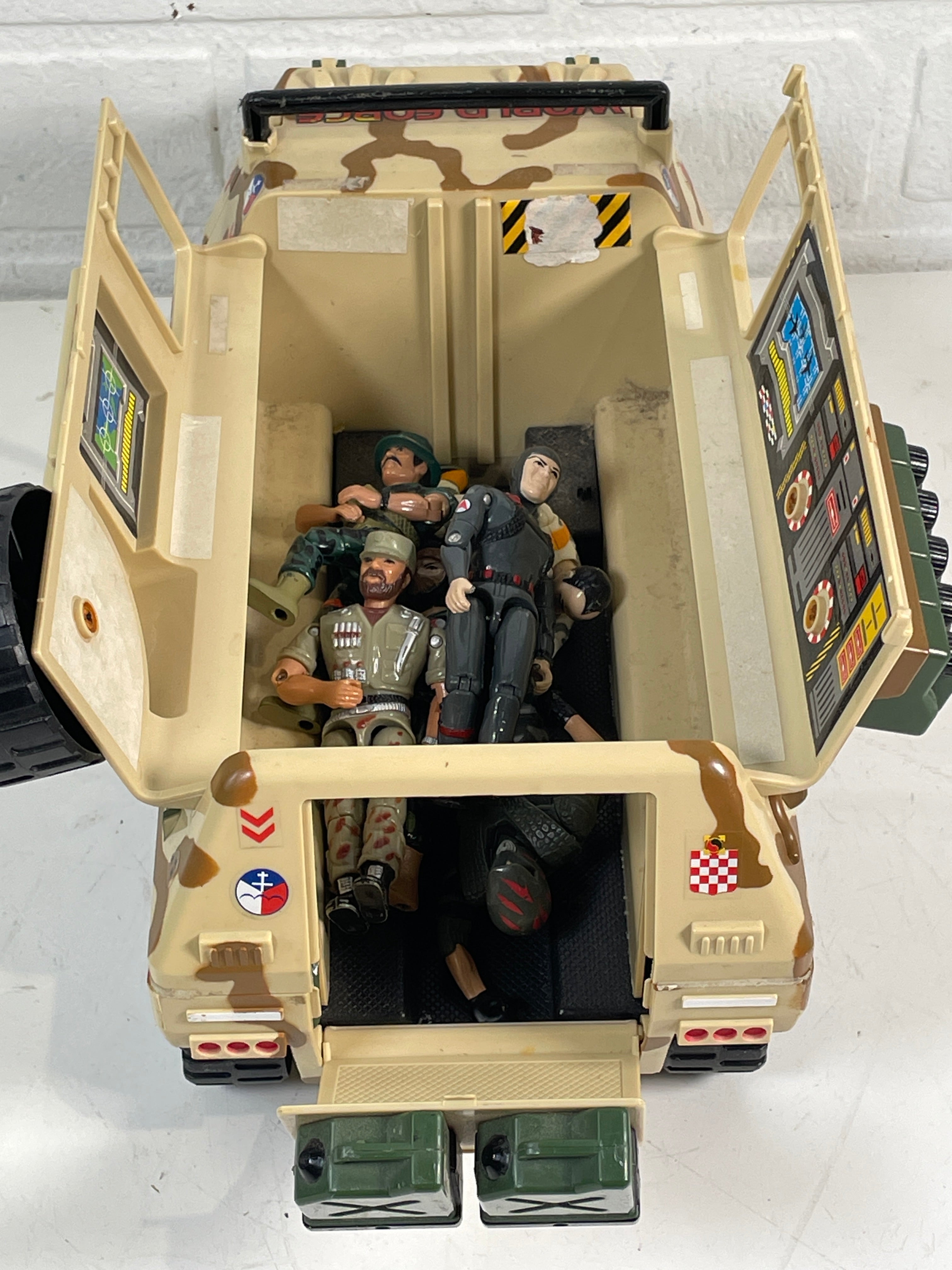 Vintage 1996 Lanard World Force APC – 6 GI Joe-Style Figures – Éco
