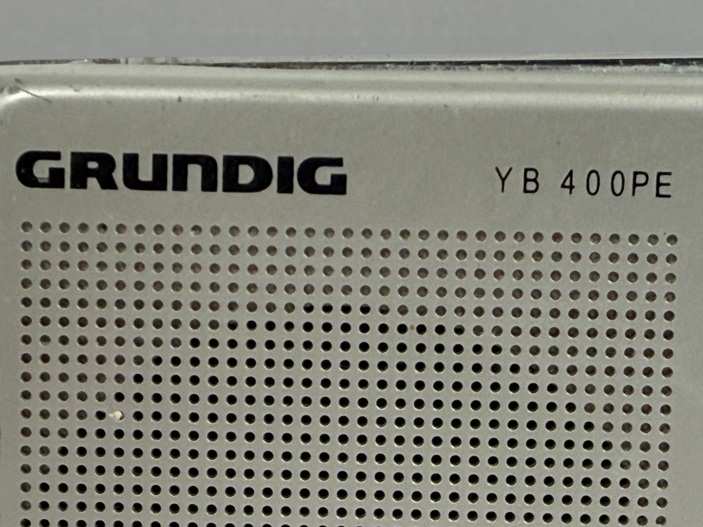 Vintage Grundig Yacht Boy 400 PE world band radio with SSB, digital tuning, FM, AM, LW and shortwave reception. A classic portable receiver for collectors and DX enthusiasts.