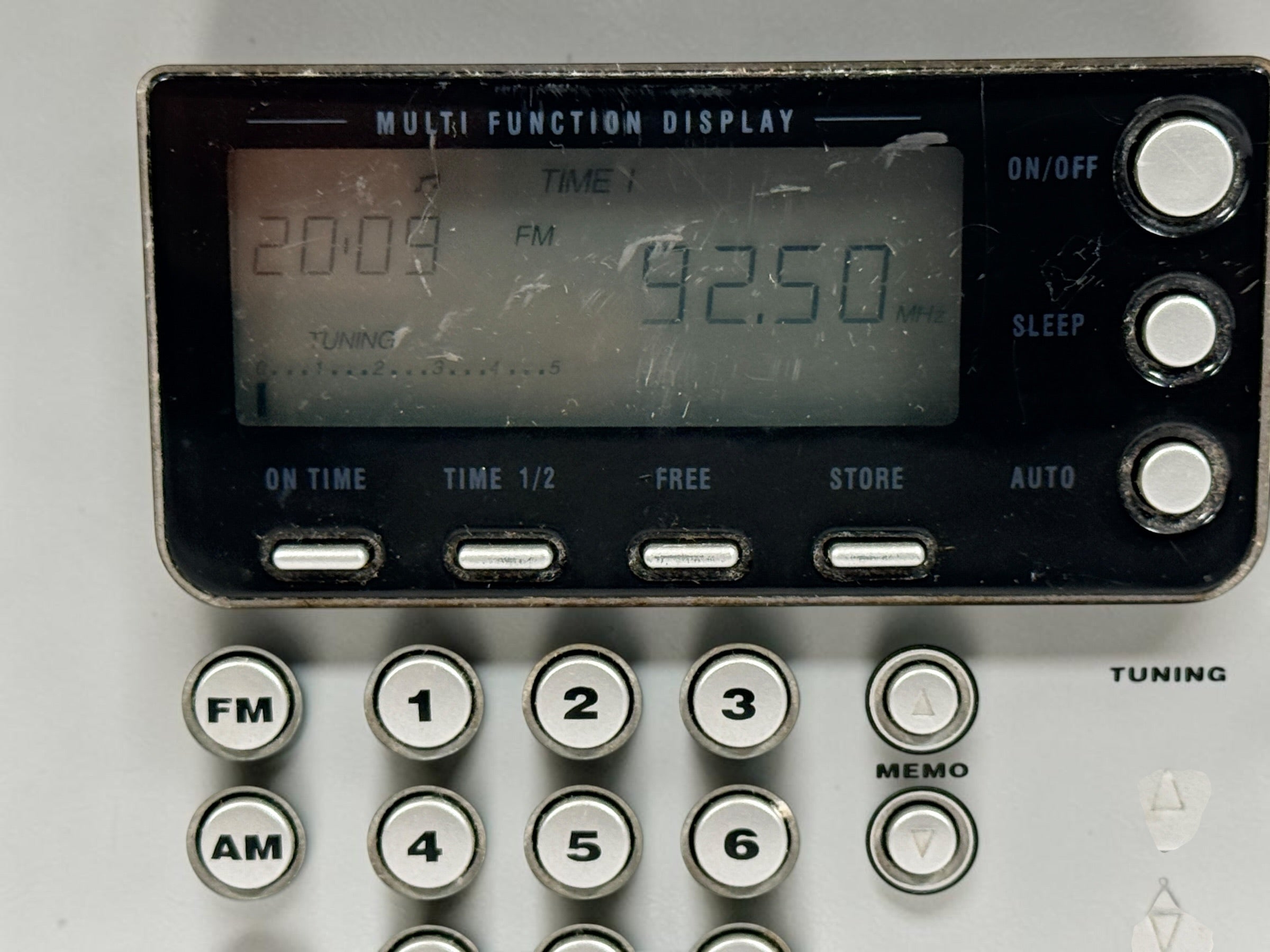 Vintage Grundig Yacht Boy 400 PE world band radio with SSB, digital tuning, FM, AM, LW and shortwave reception. A classic portable receiver for collectors and DX enthusiasts.