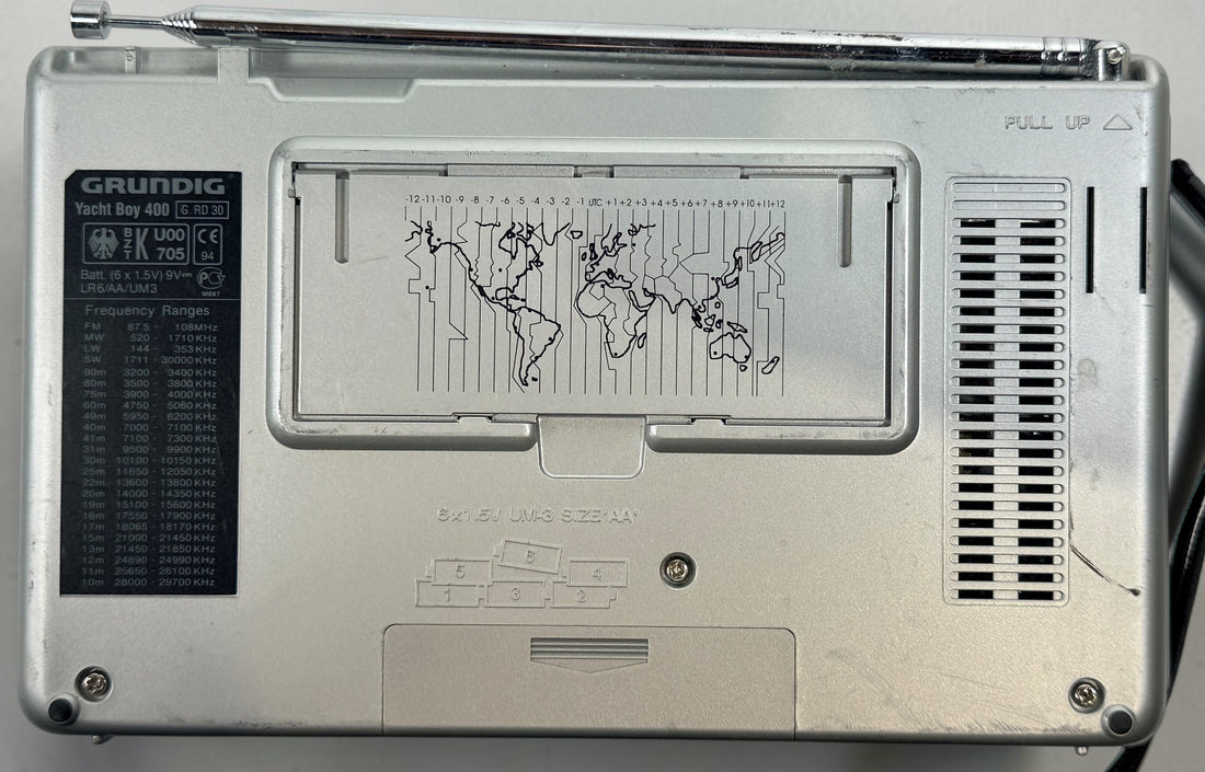 Vintage Grundig Yacht Boy 400 PE world band radio with SSB, digital tuning, FM, AM, LW and shortwave reception. A classic portable receiver for collectors and DX enthusiasts.