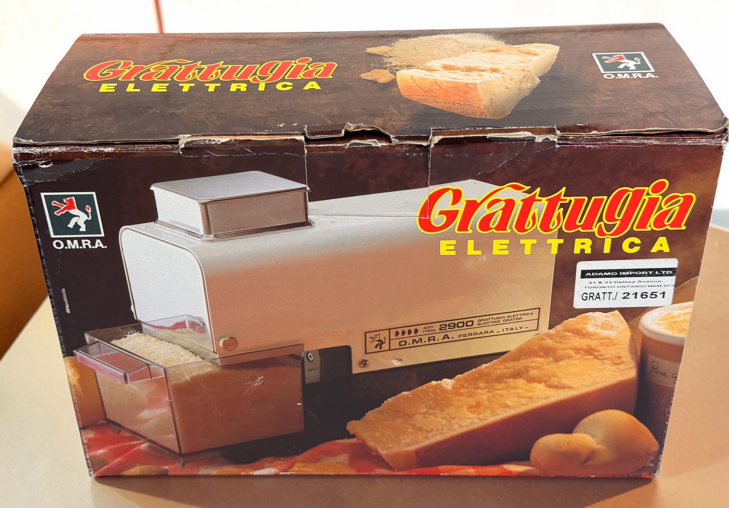 Italian-made OMRA Art. 2900 electric cheese grater with original box. Ideal for Parmesan, Pecorino, breadcrumbs, and other hard foods. Tested and working.