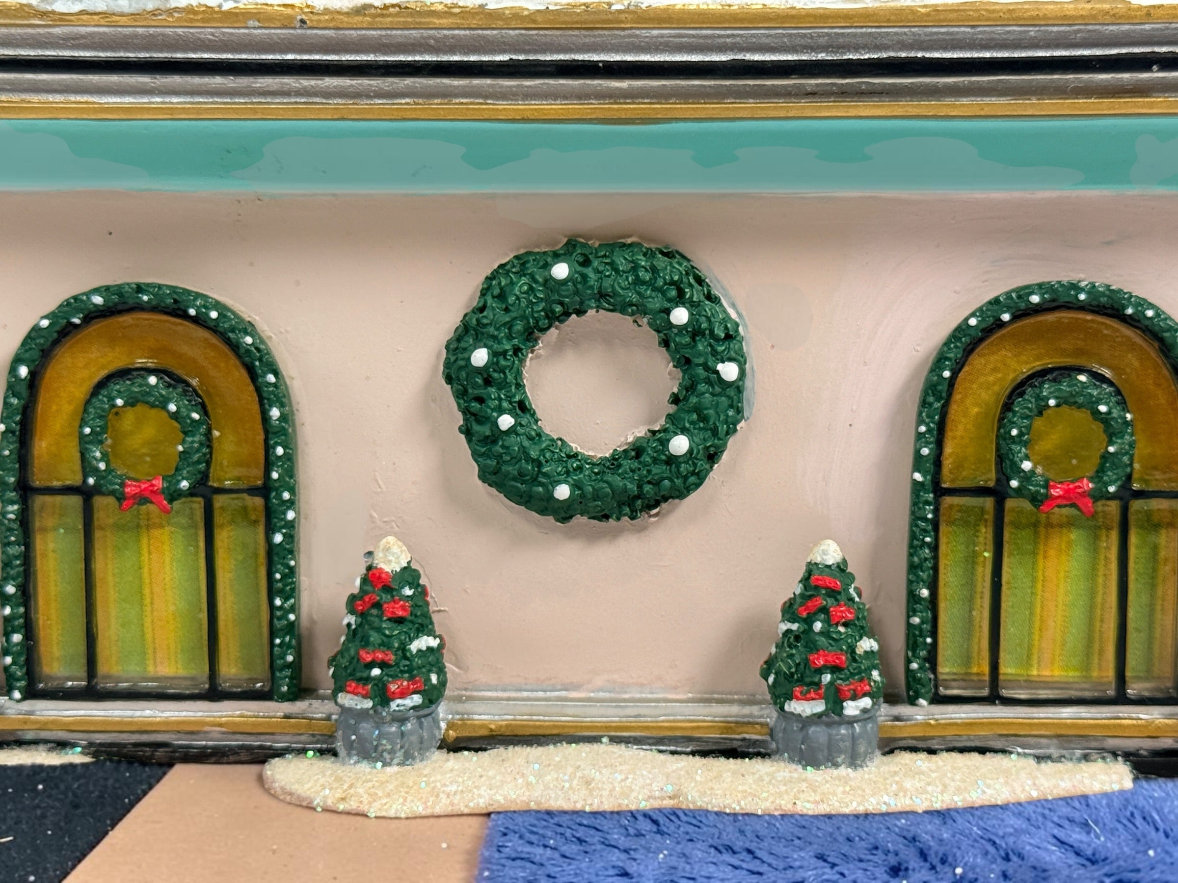 Retired 2010 Hawthorne Village “Treat Me Nice” Salon &amp; Spa from the Elvis Presley Rock ‘n’ Roll Holiday Village Collection. Light cord not included.