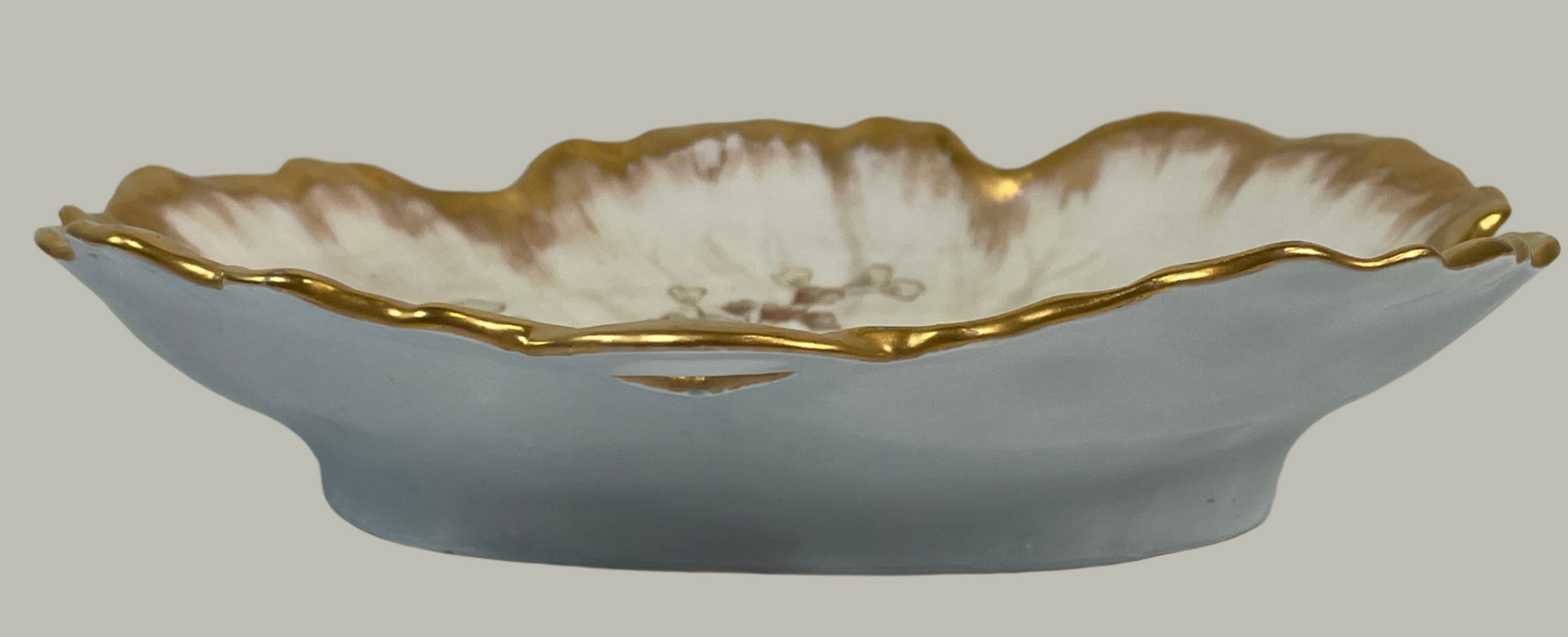 Plat antique en porcelaine peinte à la main de 1896, motif feuille, signé CE Ingalls, doré, style victorien