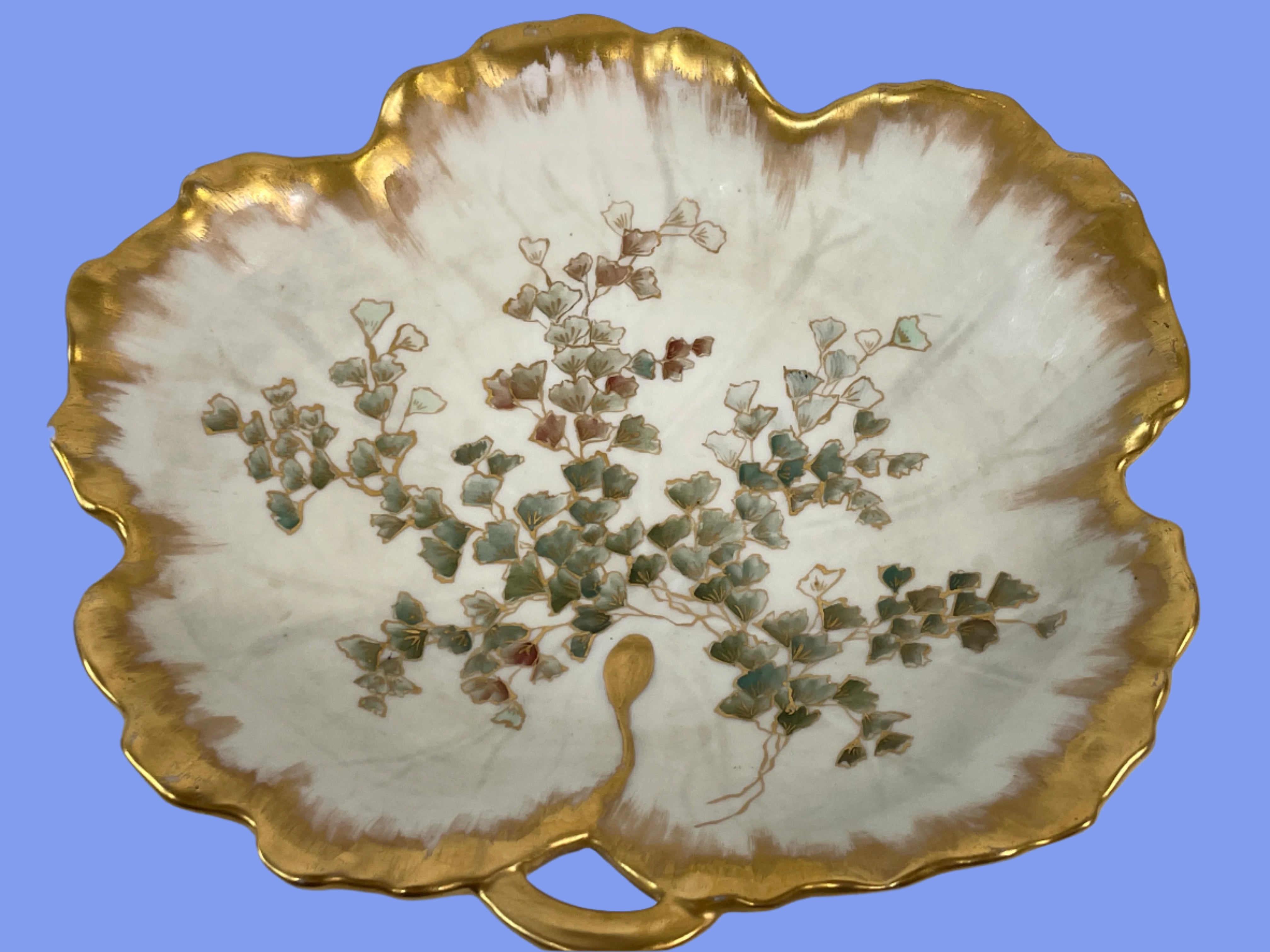 Plat antique en porcelaine peinte à la main de 1896, motif feuille, signé CE Ingalls, doré, style victorien