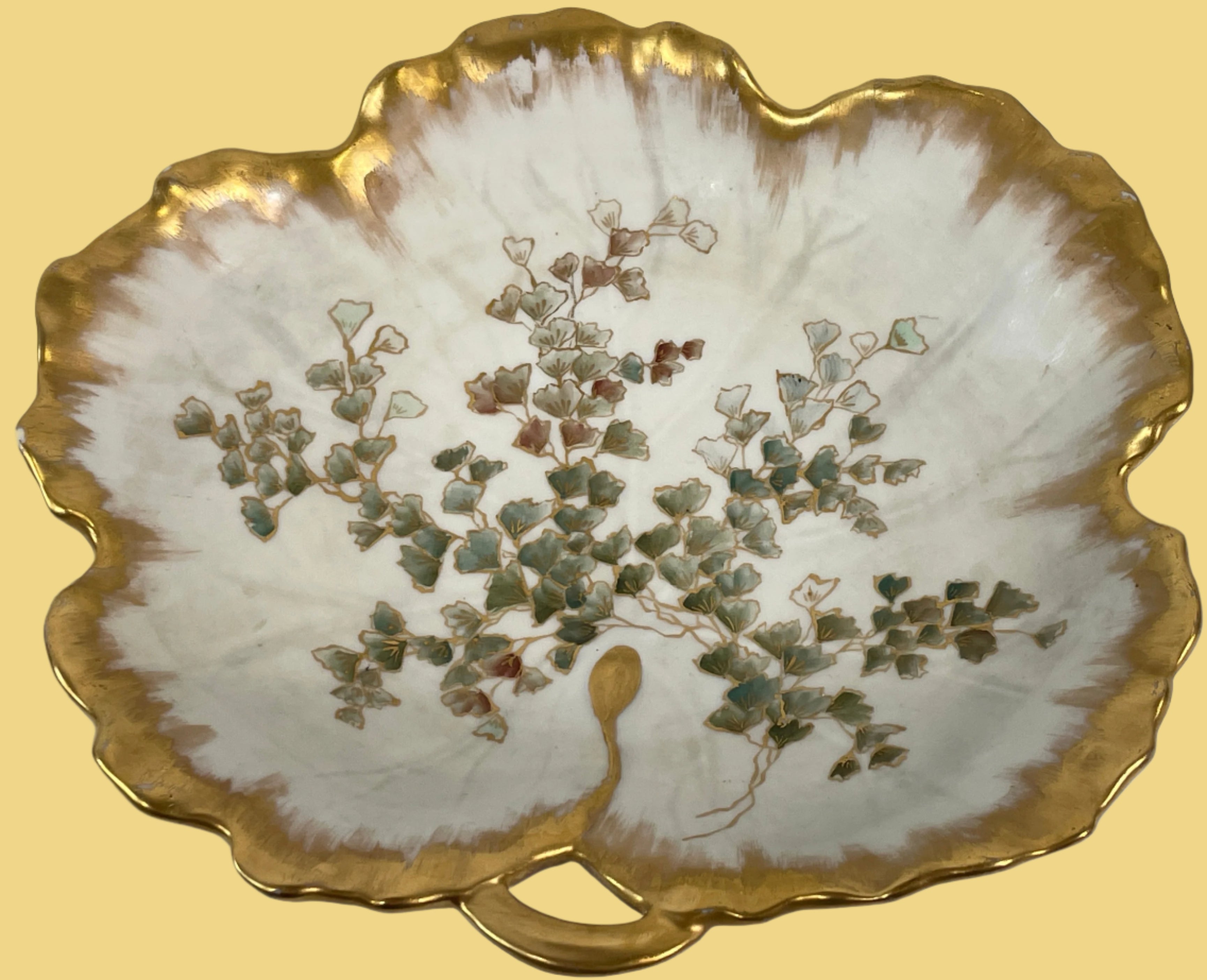 Plat antique en porcelaine peinte à la main de 1896, motif feuille, signé CE Ingalls, doré, style victorien