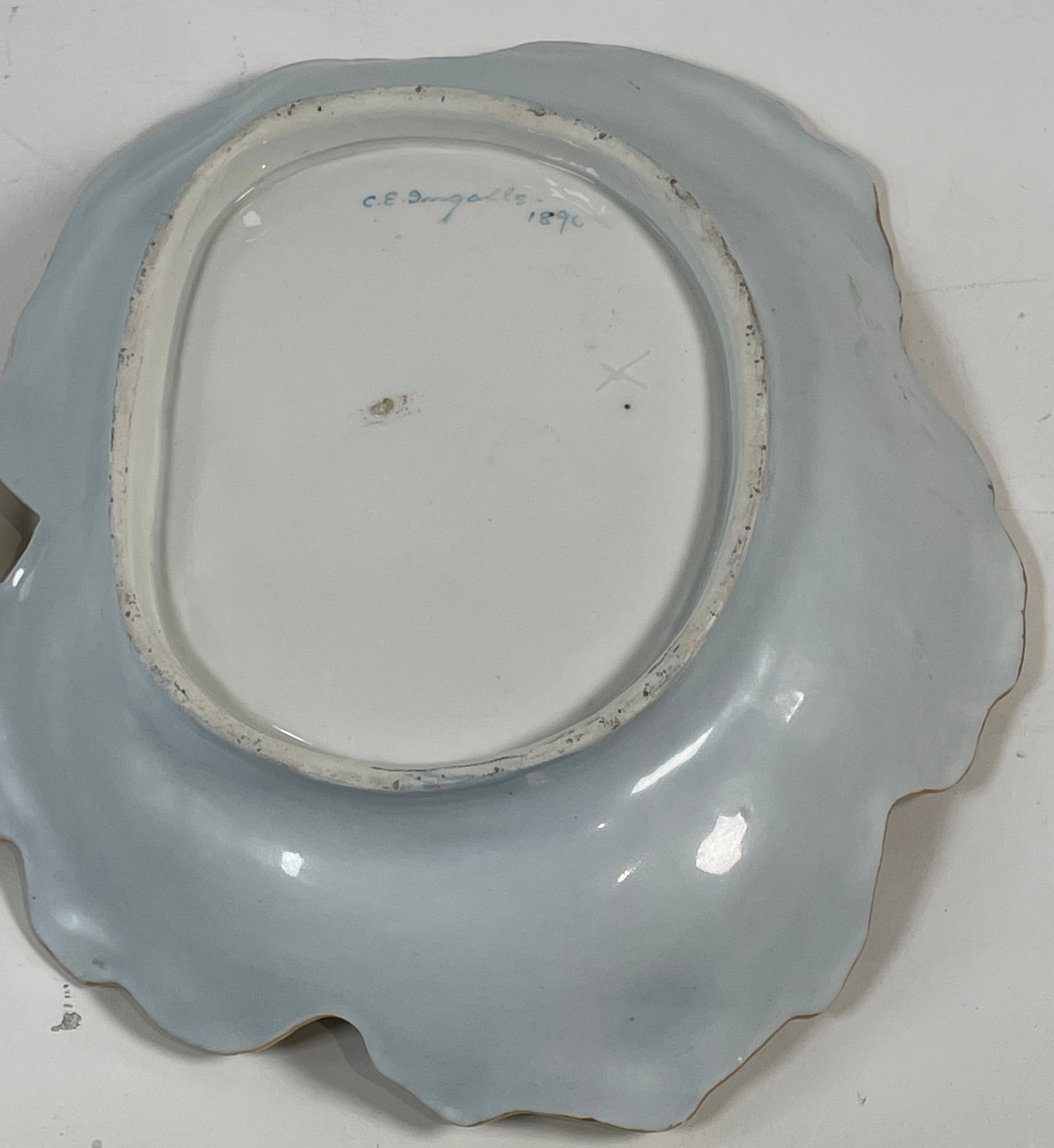 Plat antique en porcelaine peinte à la main de 1896, motif feuille, signé CE Ingalls, doré, style victorien