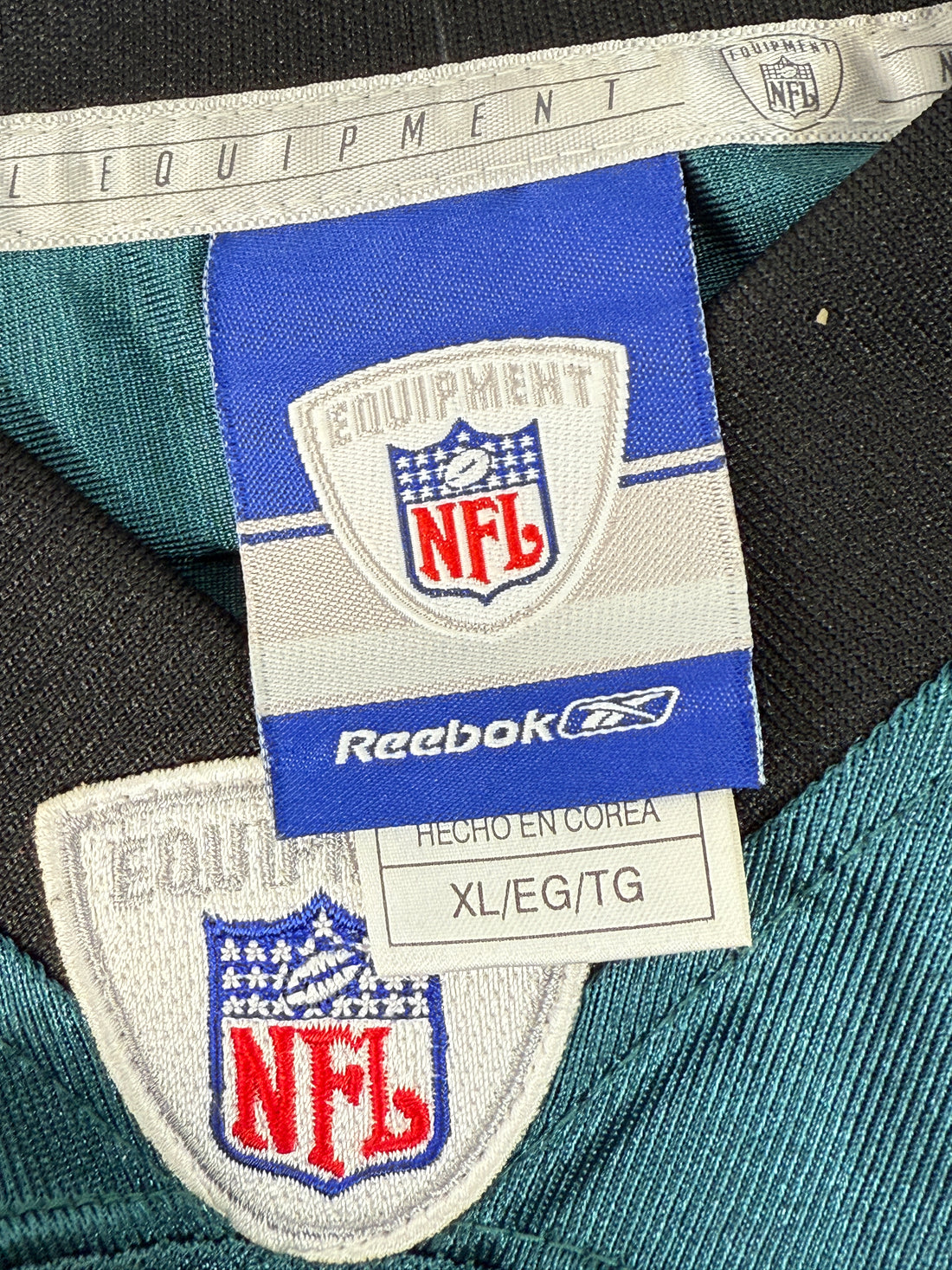 Vintage Reebok Philadelphia Eagles Donovan McNabb #5 jersey in XL. Clean condition and authentic NFL fan gear. Ships from Montreal. Great collectible.