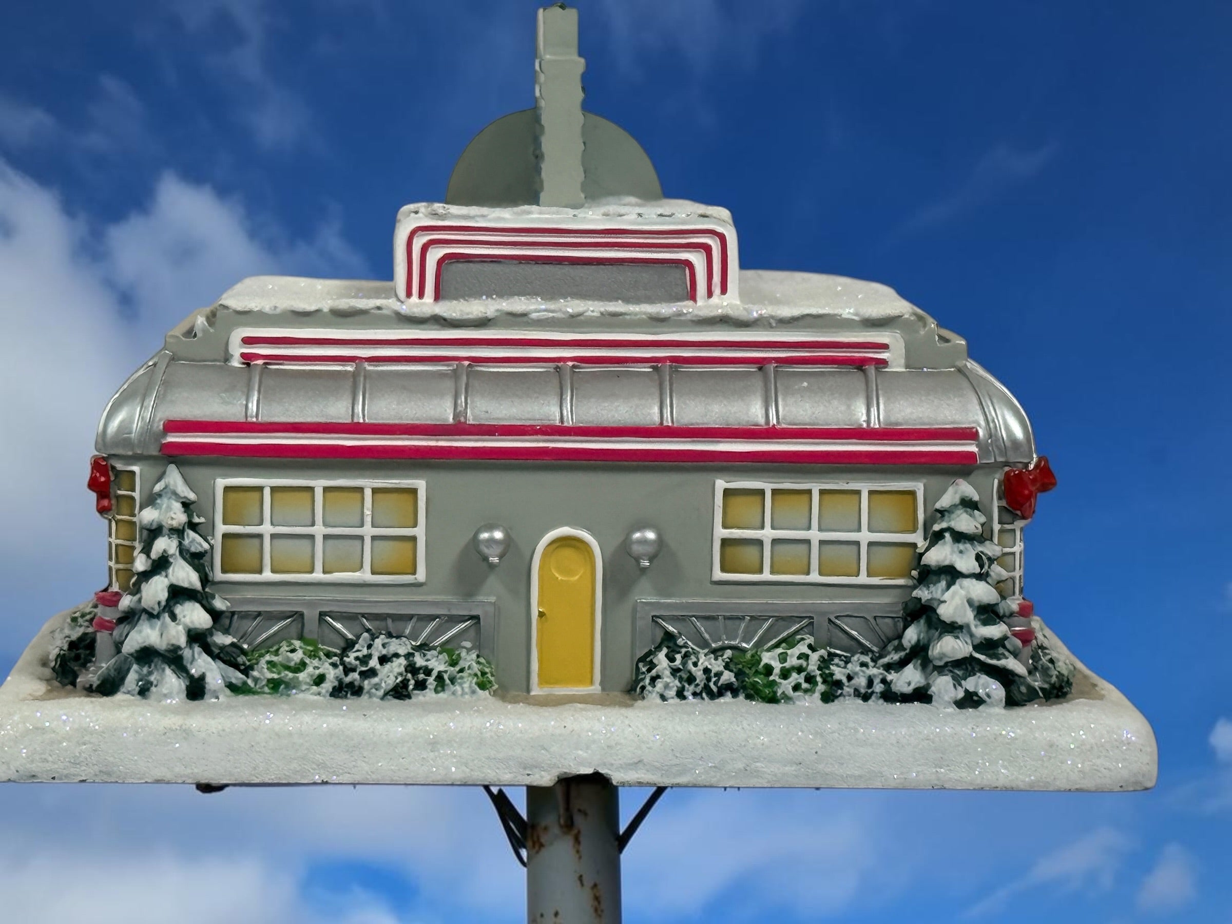 Retired Hawthorne Village Elvis Presley Hound Dog Diner Christmas village building. Detailed illuminated collectible in very good condition. Light cord not included.
