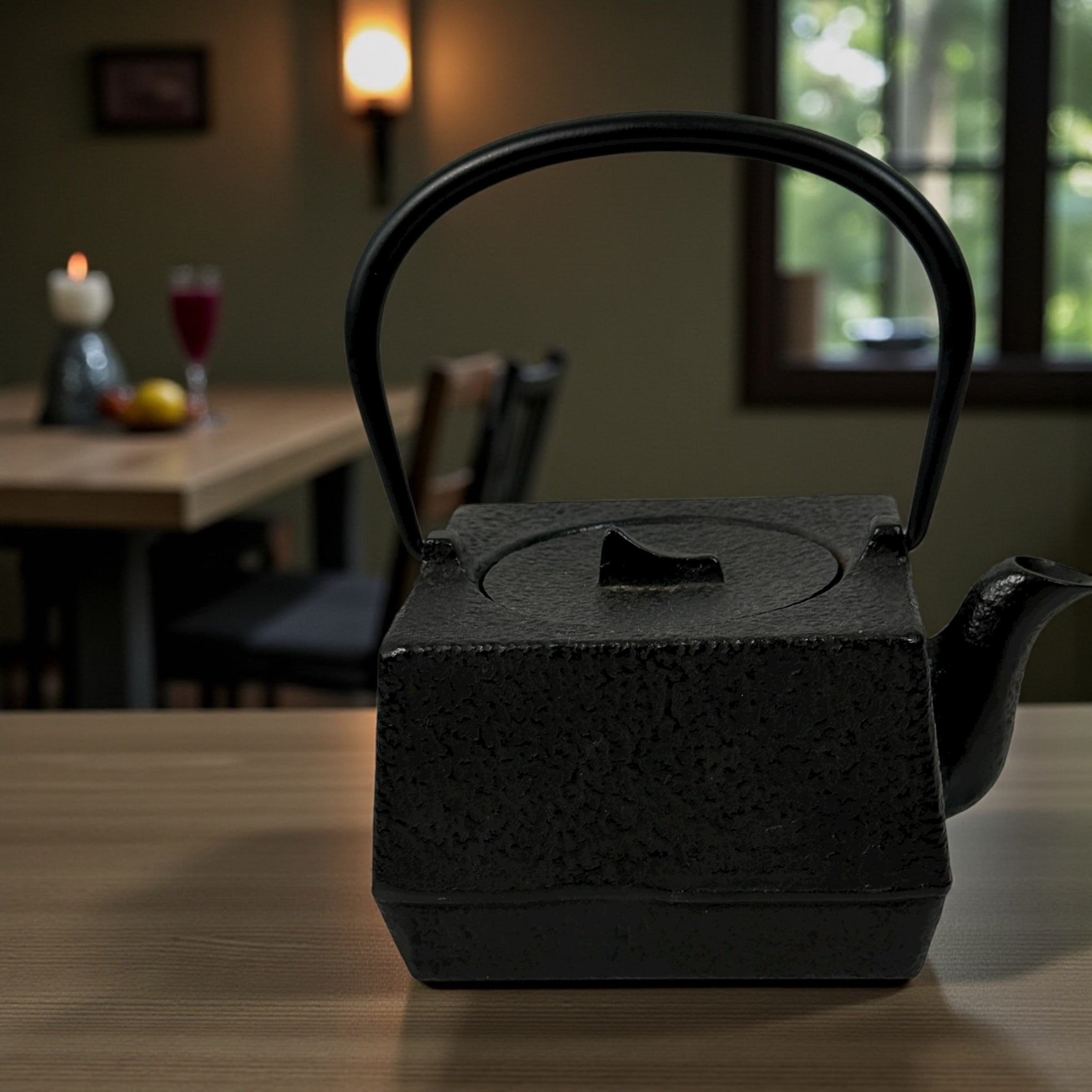 Japanese Nambu-Tekki cast iron teapot, 4×4 cube shape, enamel-lined, excellent condition. Quality Morioka-style cast iron. Eco Depot Montreal.