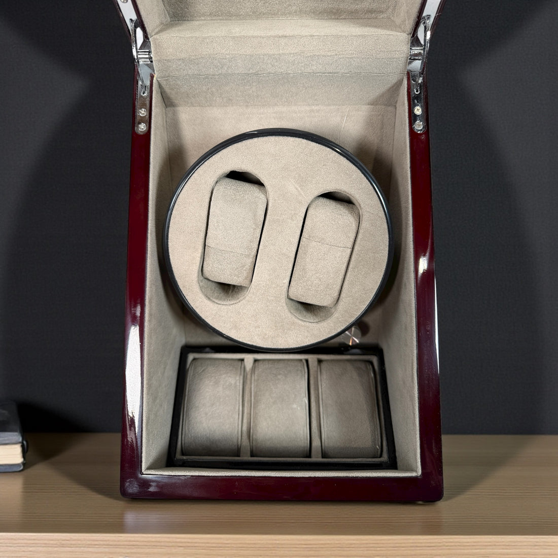 Working dual automatic watch winder in piano black lacquer with storage, display lid, and AC adaptor. Clean, functional, and perfect for protecting your watches…

