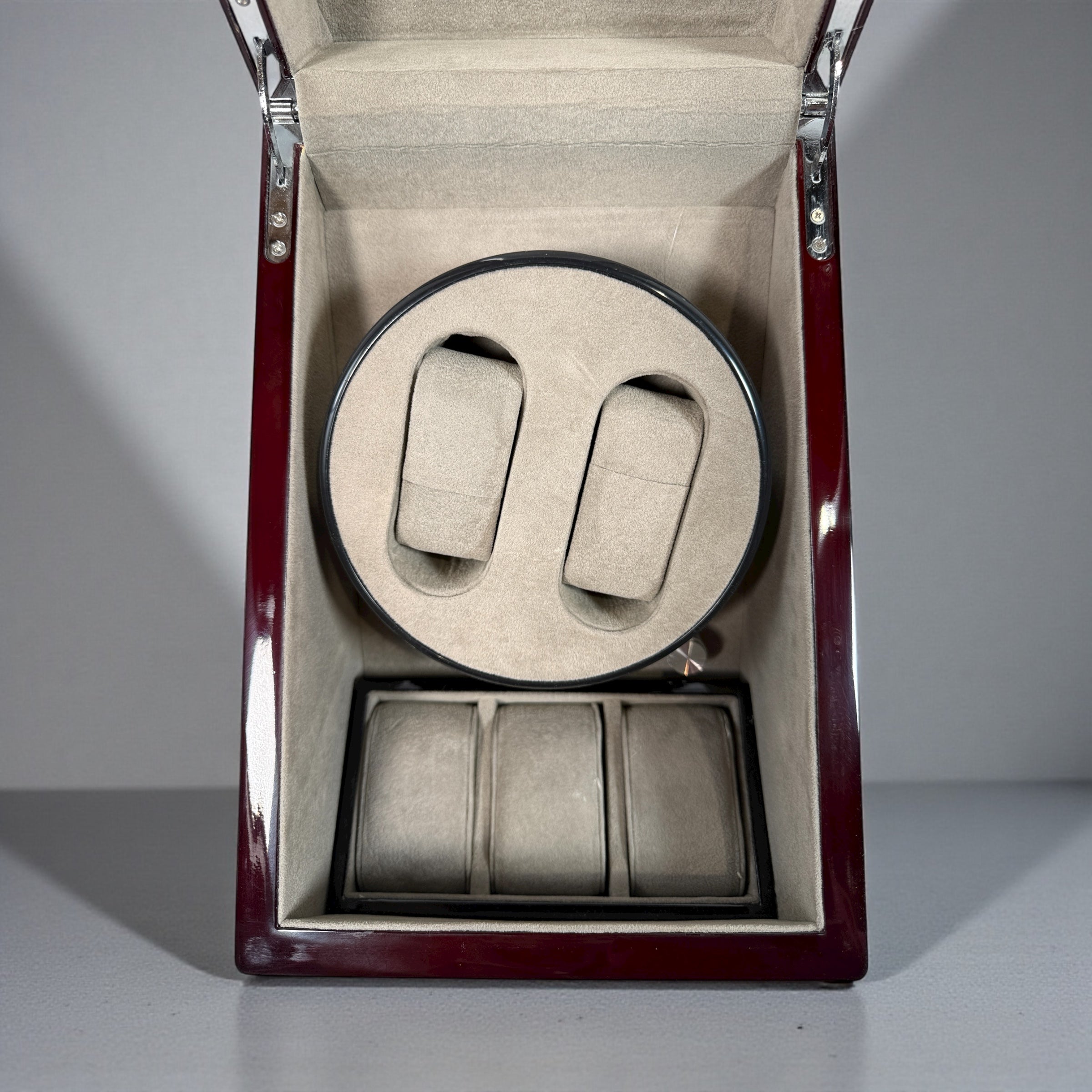 Working dual automatic watch winder in piano black lacquer with storage, display lid, and AC adaptor. Clean, functional, and perfect for protecting your watches…

