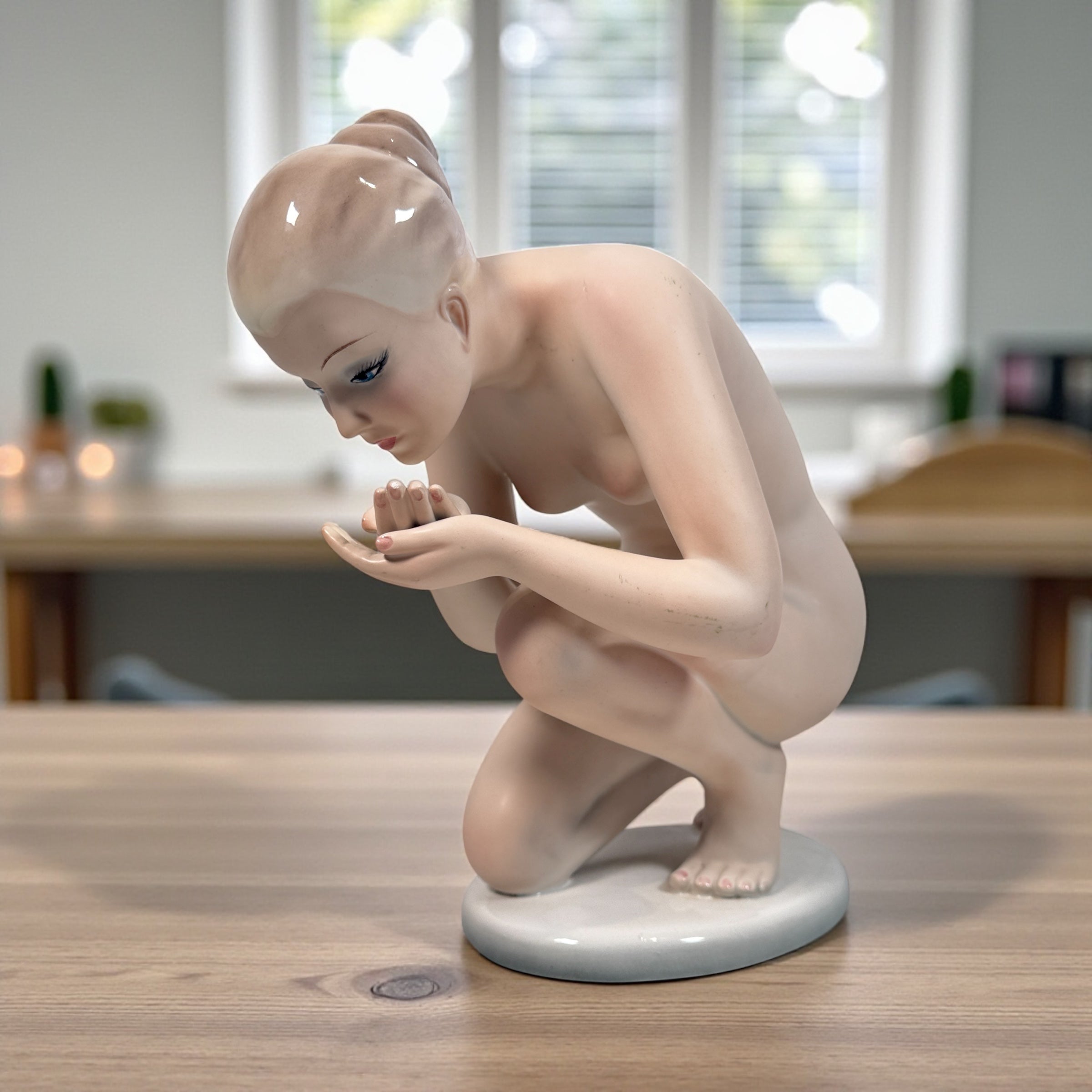 Authentic Herend Hungary porcelain figurine, model 858 “Water Girl.” Hand-painted, excellent condition. A refined collectible for porcelain art lovers.