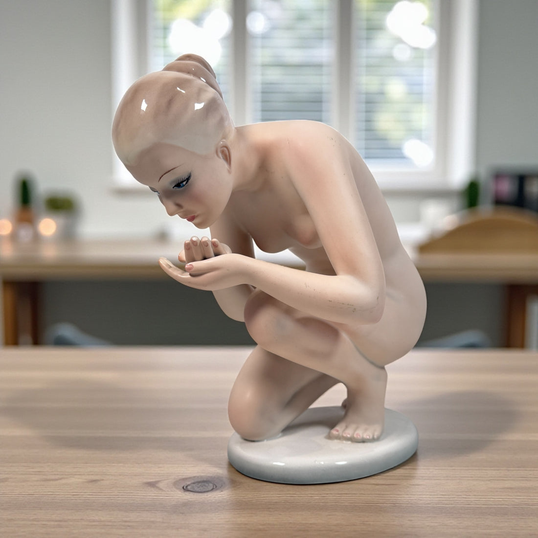 Authentic Herend Hungary porcelain figurine, model 858 “Water Girl.” Hand-painted, excellent condition. A refined collectible for porcelain art lovers.