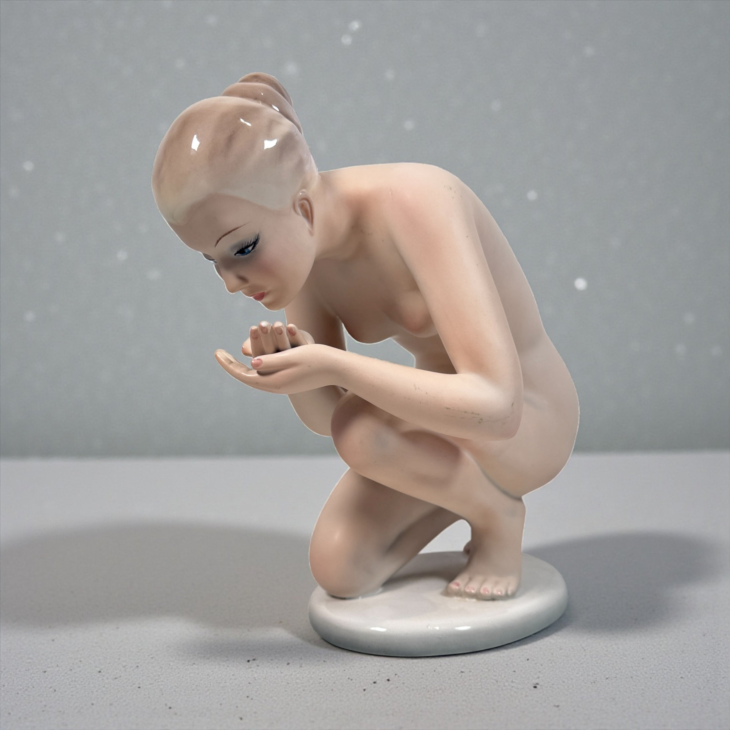 Authentic Herend Hungary porcelain figurine, model 858 “Water Girl.” Hand-painted, excellent condition. A refined collectible for porcelain art lovers.