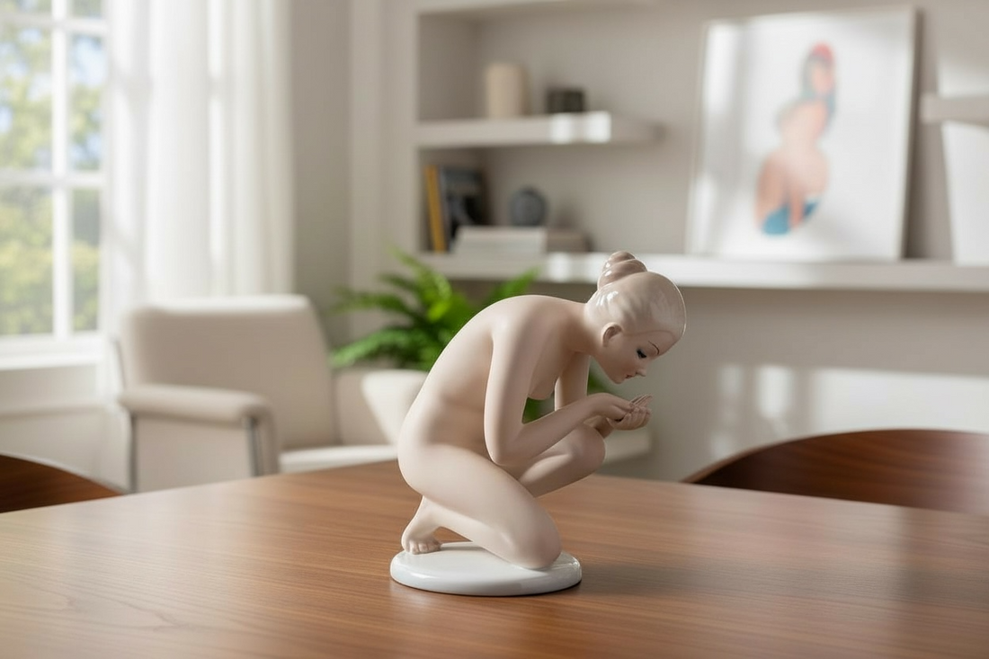 Authentic Herend Hungary porcelain figurine, model 858 “Water Girl.” Hand-painted, excellent condition. A refined collectible for porcelain art lovers.