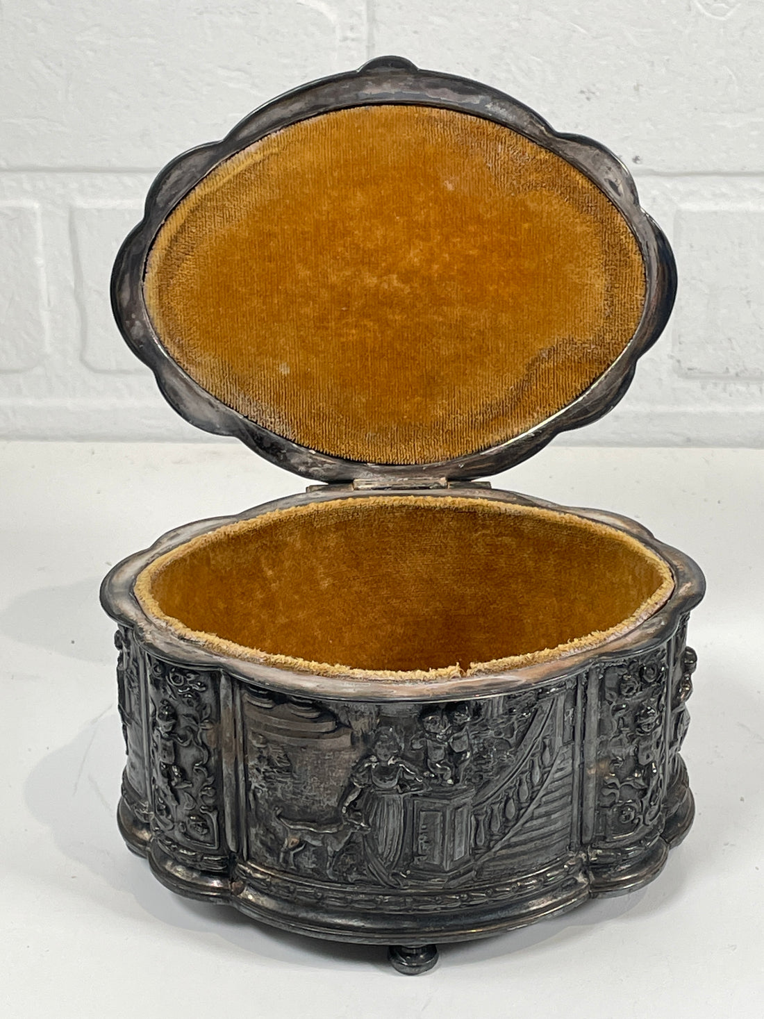 Coffret à bijoux vintage en métal argenté – Motif de cour rococo – Doublure en velours