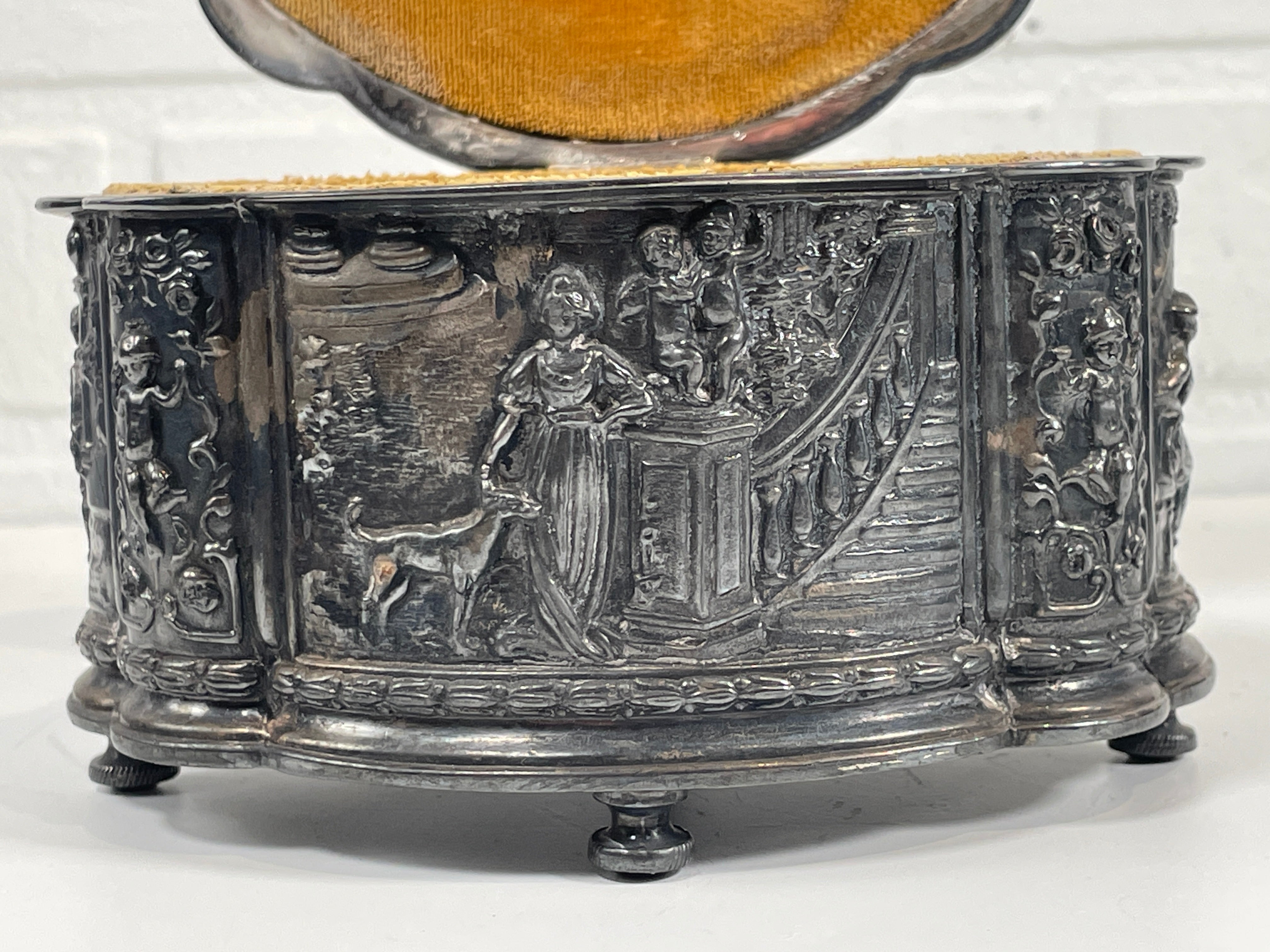 Coffret à bijoux vintage en métal argenté – Motif de cour rococo – Doublure en velours