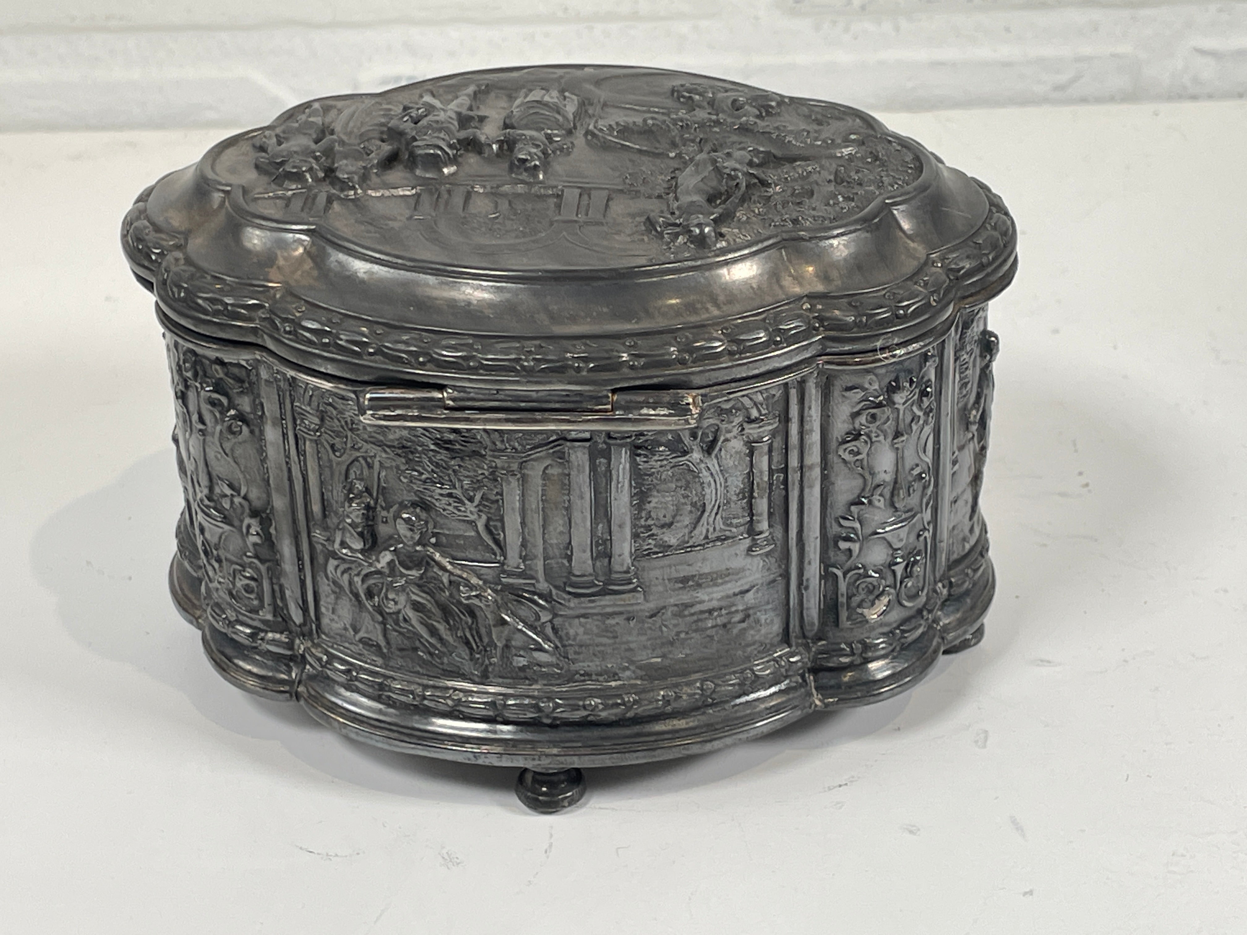 Coffret à bijoux vintage en métal argenté – Motif de cour rococo – Doublure en velours